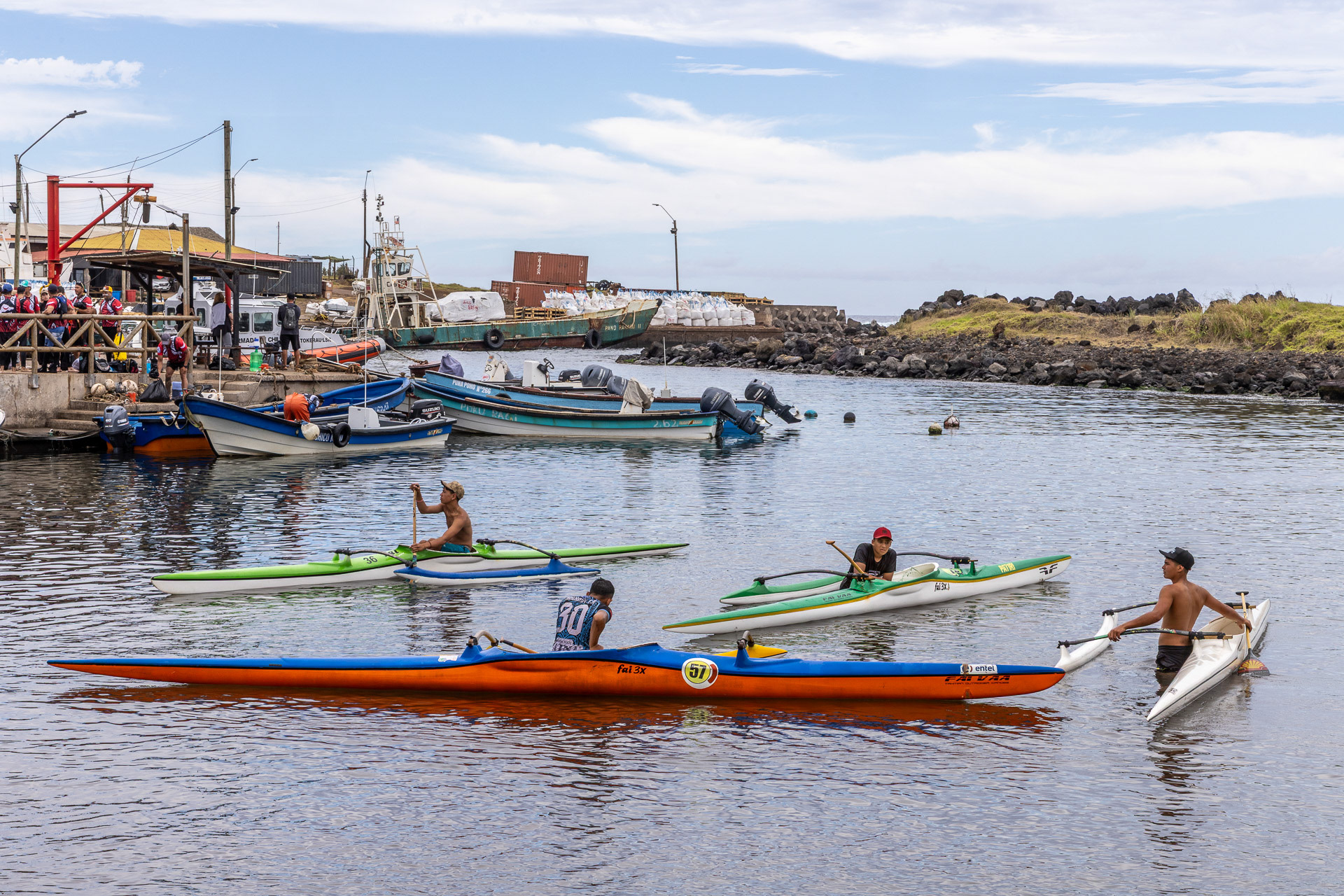 Hanga Piko, arrivée d'une course de pirogues