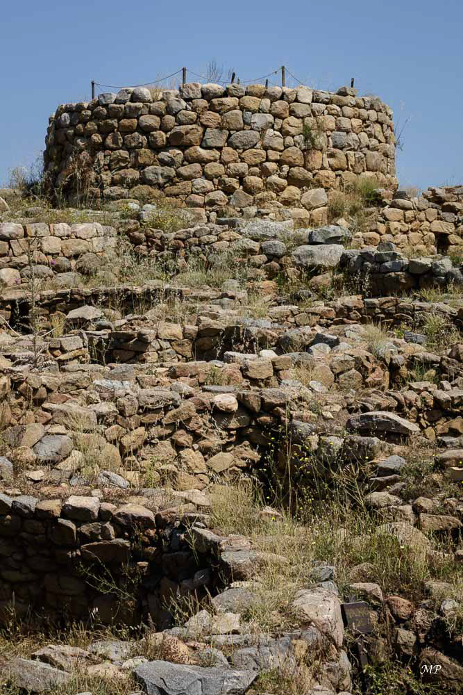 Arzachena - Le Nuraghe de La Prisgiona, bastion de l'âge de bronze, est distant de quelques centaines de mètres du Tombeau des Géants.