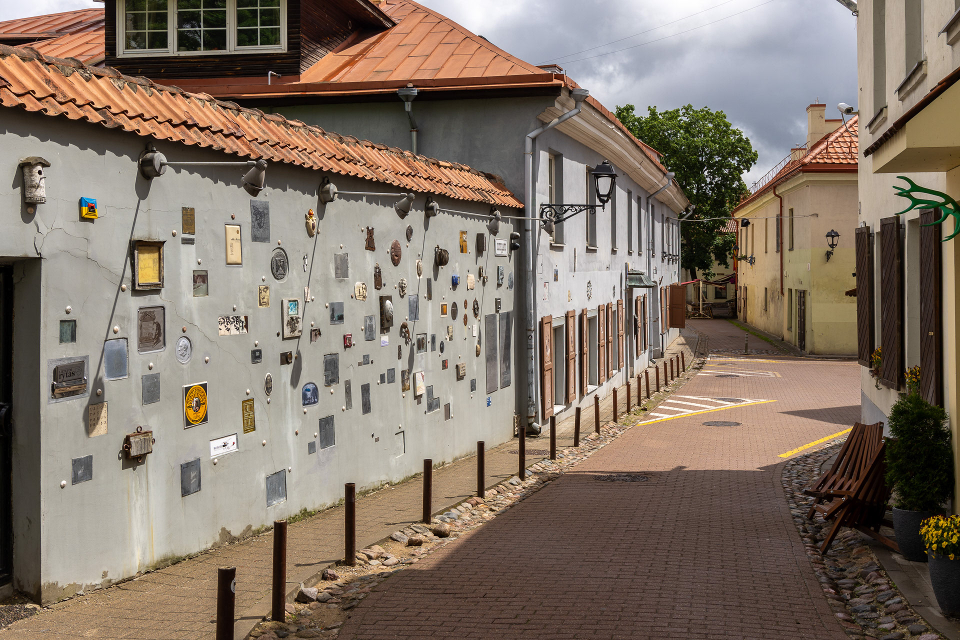 Vilnius - la rue de la Littérature, Les 200 petites plaques environ rendent hommage aux écrivains et artistes liés à la ville.