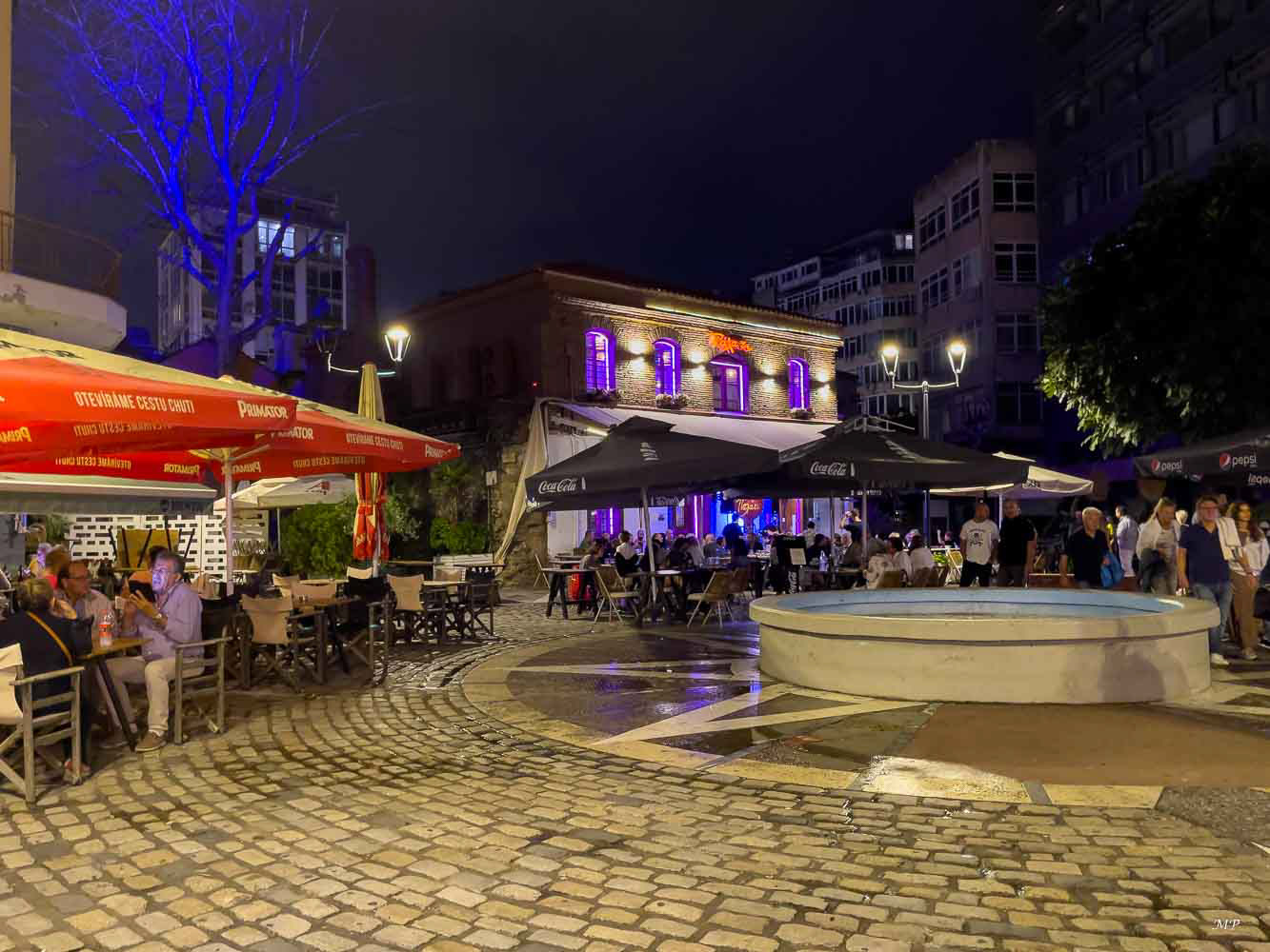 Ladadika , un quartier en bord de mer très animé 