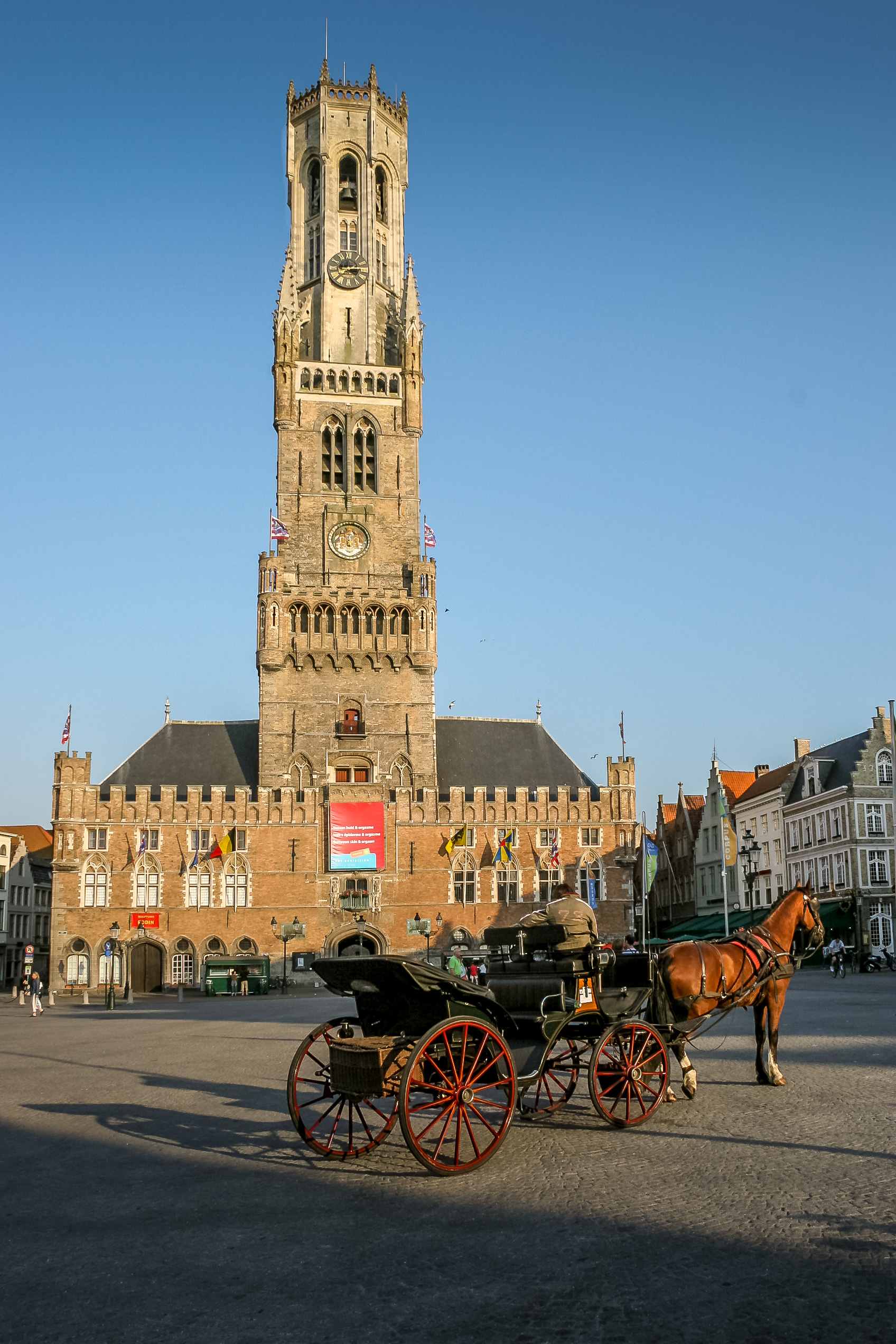 Le Beffroi de Bruges surmontant la Halle aux Draps sur la Grand-Place