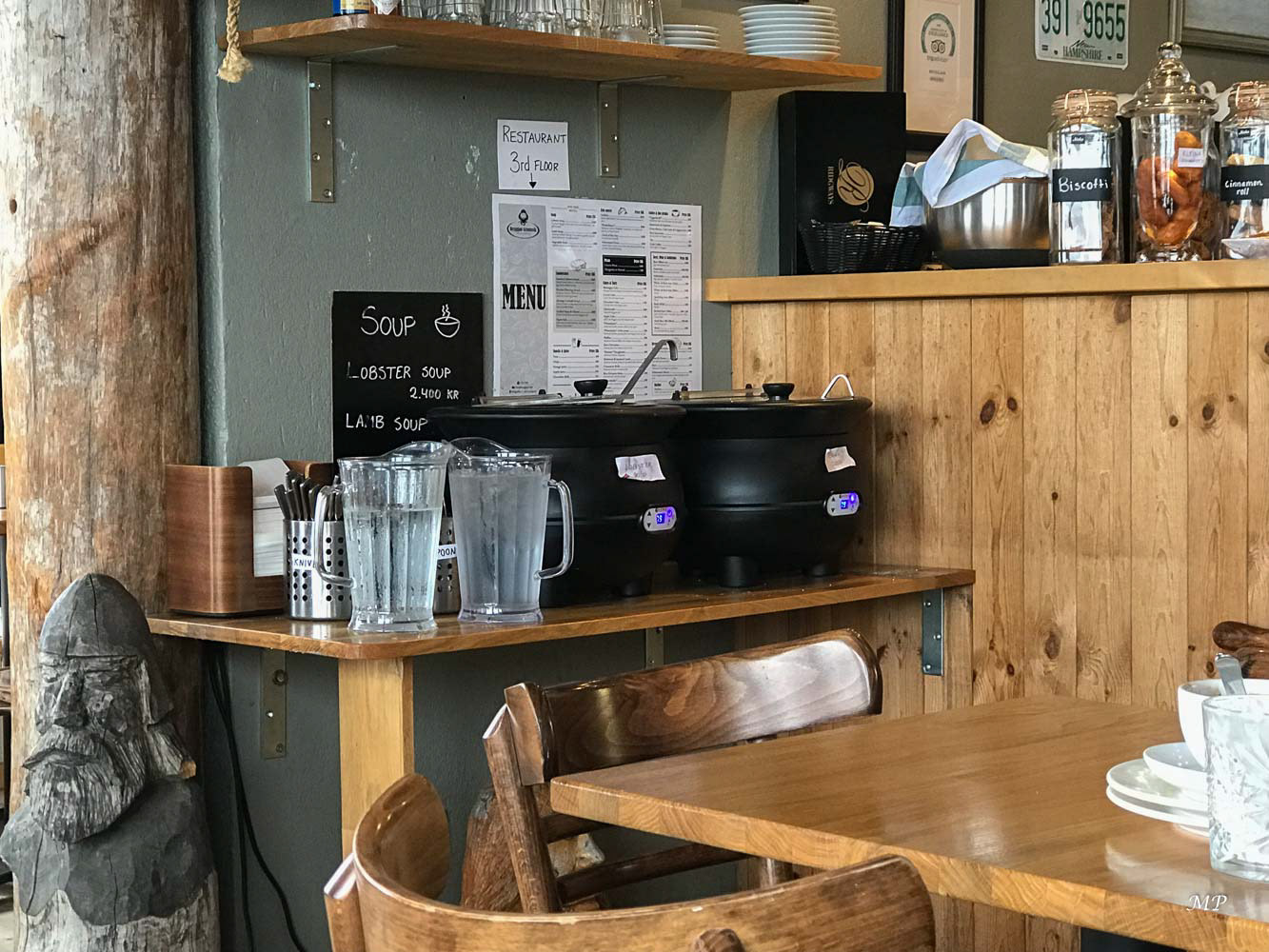 Dans les bars, lorsque l’on veut un café, on nous donne un verre et nous nous servons nous-même à la cafetière (souvent à volonté). A côté mijote toujours de la soupe. Donc pour finir ce superbe voyage, nous n’avons pas pu résister à la succulente soupe de homard de Grindavik avant de reprendre l'avion.