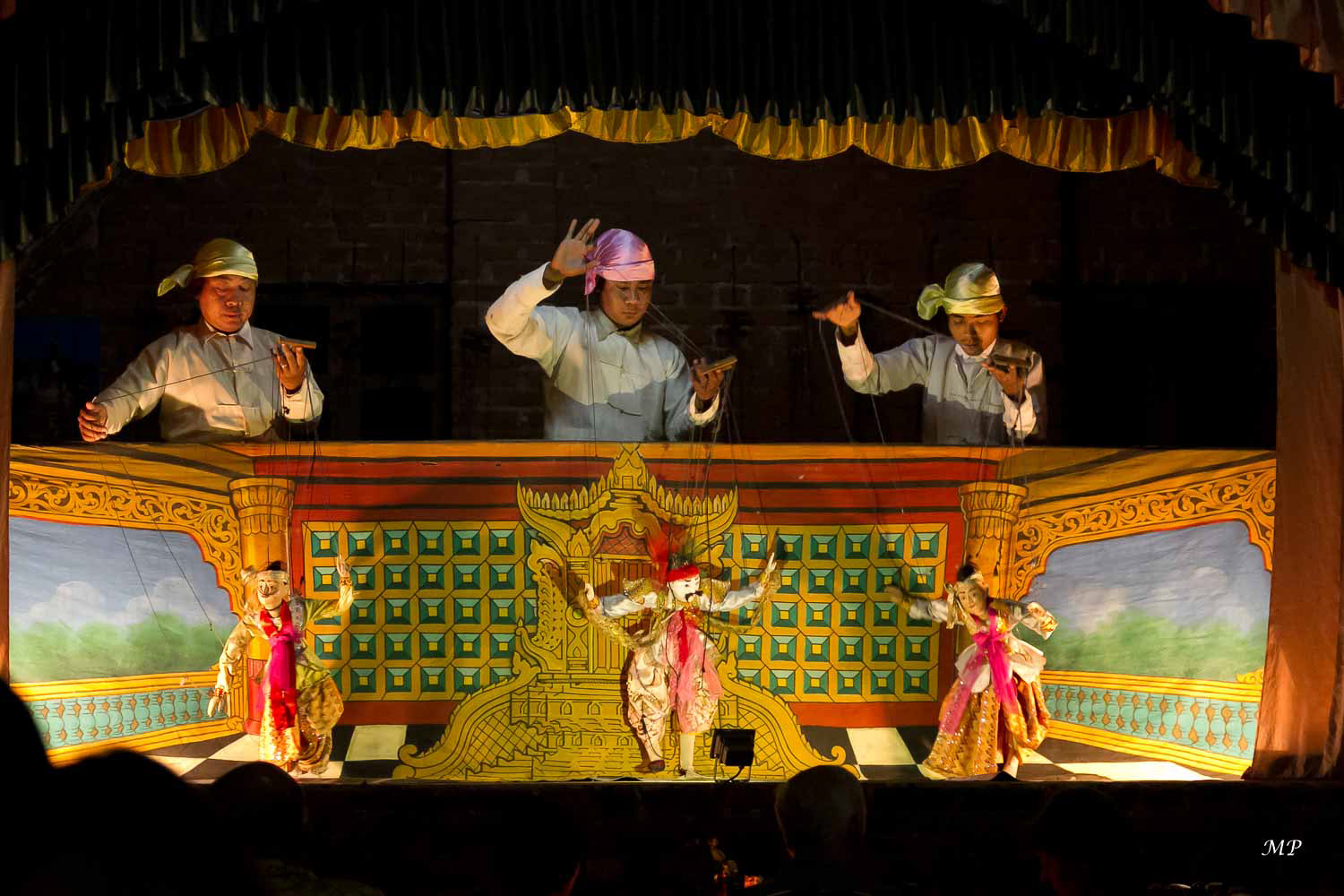 Né il y a plus de 500 ans dans les Palais des rois birmans, le théâtre de marionnettes à fils "yok-taï", qui a connu son apogée au 17e siècle, est la première forme théâtrale à avoir été autorisée à se produire sur des tréteaux à la Cour. Auparavant, il était inconcevable qu'un acteur domine physiquement un auditoire royal. Mais depuis plus d'un siècle, le théâtre de marionnettes birmanes est en déclin.