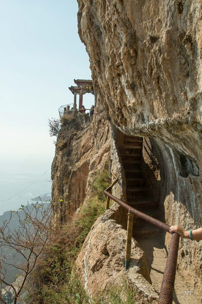 Yunnan - Kunming : Les Monts de l'Ouest, situés à 15km au sud-ouest du centre-ville surplombent la ville et le lac. Ce sont des collines parsemées de temples consacrés au Confucianisme, Taoïsme et Bouddhisme.
