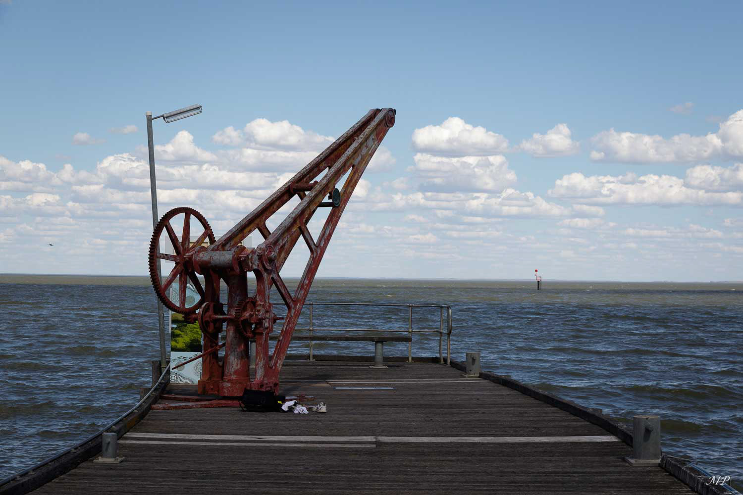 Lac Alexandrina - Le fleuve Murray est le principal cours d'eau qui se jette dans ce lac d'eau douce peu profond. Il contient un grand nombre d'îles et se jette dans l'océan Indien près de Goolwa. Son canal d'évacuation, considéré comme l'embouchure du fleuve Murray, est souvent encombré de bancs de sable qui doivent être évacués par des dragues.