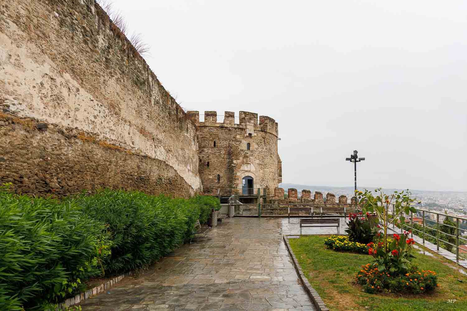 Ano Poli, la ville haute, est coiffé de l’Acropole, un quartier séparé du reste de la ville par les vestiges des remparts médiévaux.