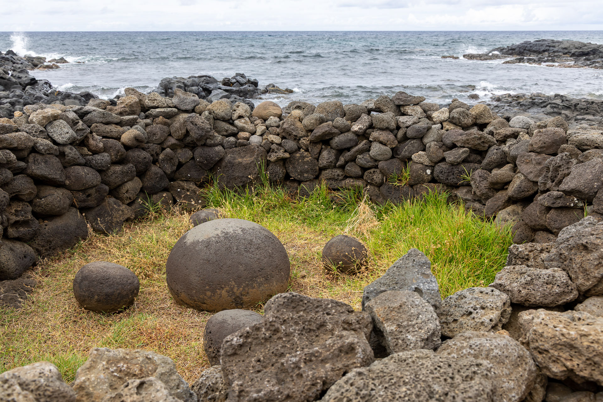 Te Pito Kura, « au nombril de la lumière », pierre volcanique magnétique en forme d'oeuf