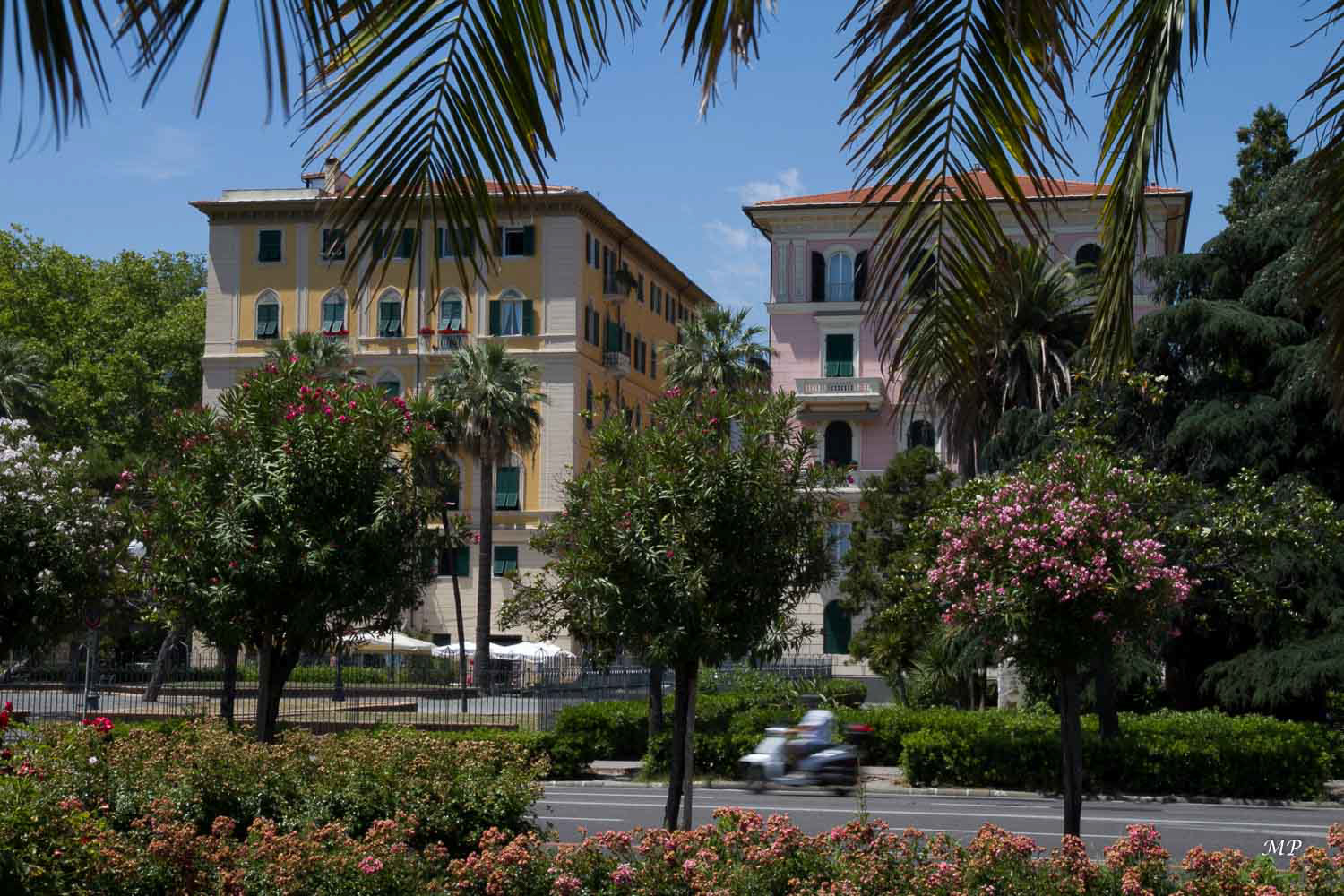 Base navale et port marchand, La Spezia possède l'arsenal le plus important d'Italie et se consacre aussi à l'industrie des armes. C'est un excellent point de départ pour la visite des Cinque Terre en train ou en bateau.