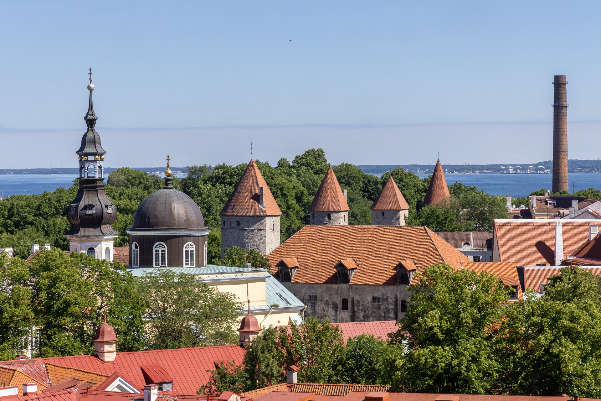 Tallinn - L'Église de la Transfiguration de Notre-Seigneur, les tours fortifiées médiévales et à l'horizon le Golfe de Finlande