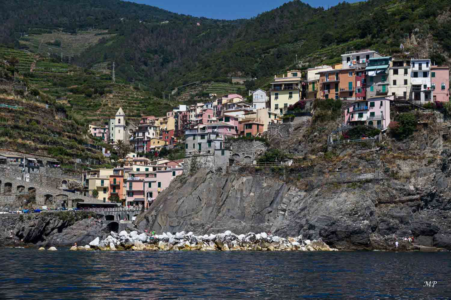 Le village de Manarola est l’un des plus touristiques des Cinque Terre. Il est entouré de roches et ses maisons colorées à  flanc de falaise assurent un contraste magnifique entre la nature et l’homme.