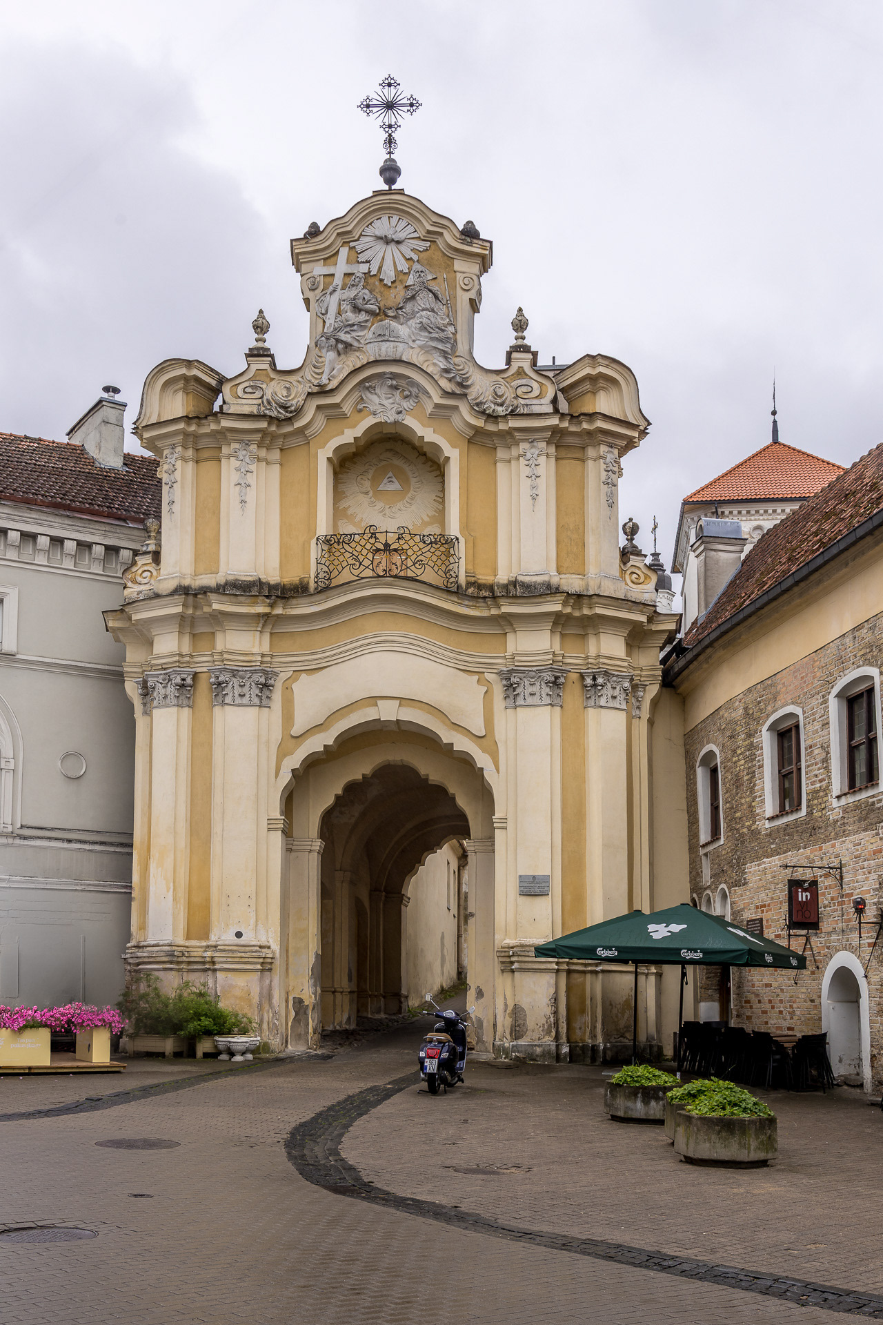 Vilnius - la Porte du Monastère Basilien 