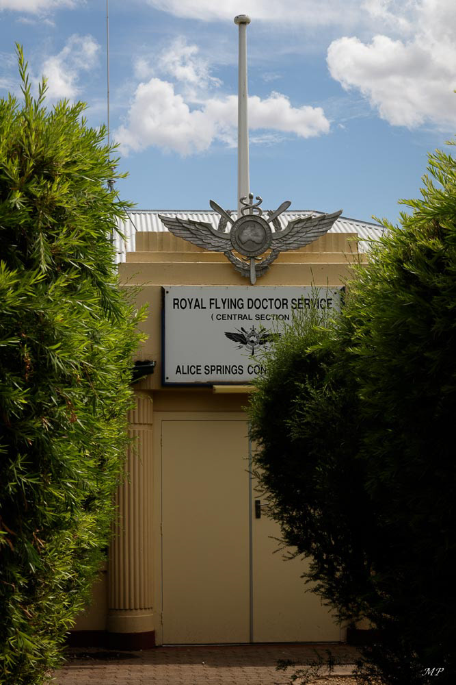 Le Royal Flying Doctor Service (RFDS) est un service médical volant  en Australie qui apporte les premiers secours aux populations isolées du pays. Le révérend et aviateur John Flynn créa le RFDS et le 1er vol eut lieu en 1928 puis progressivement un réseau national se mit en place.