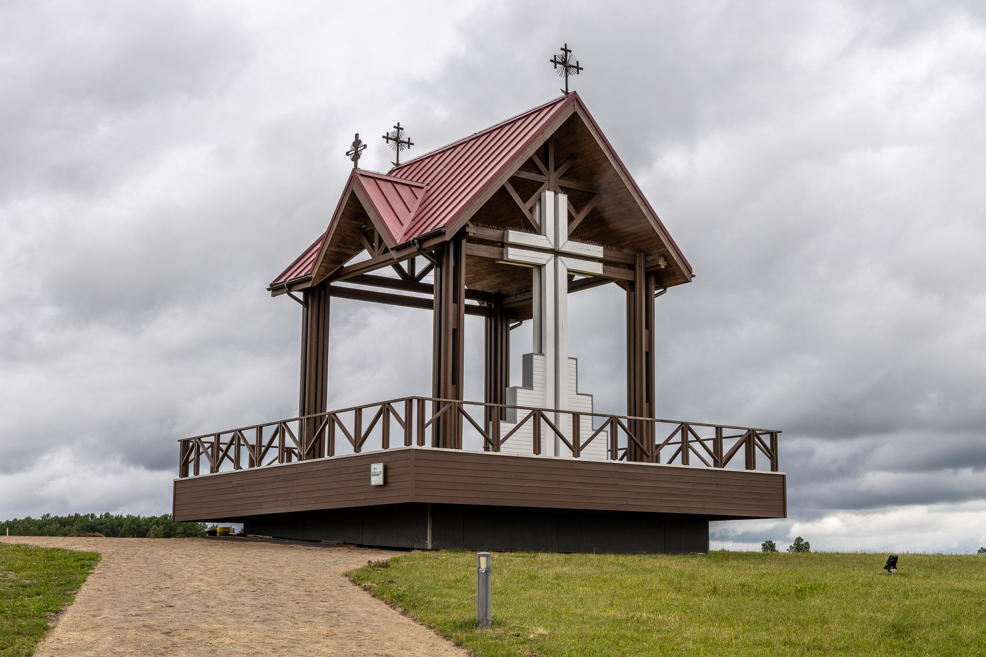 Siauliai - La collines aux Croix. Bâtiment construit pour la visite du Pape Jean-Paul II (1993).