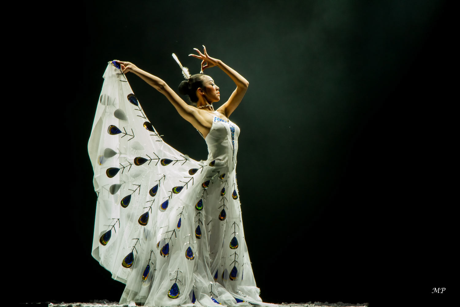 Yunnan - Kunming : Yang Liping, danseuse très populaire, a créé le spectacle "Dynamic Yunnan" dont les interprètes sont des fermiers ruraux locaux issus des groupes ethniques Yi, Miao, Tibétin, Dai, Bai, Va et Hani