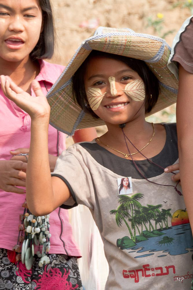 Le tanaka est produit à partir du bois de plusieurs arbres poussant en abondance en Birmanie centrale et connus collectivement comme "arbres à thanaka". Ils ne sont pas coupés avant 35 ans. Il est traditionnellement vendu en petits rondins ou en fagots.