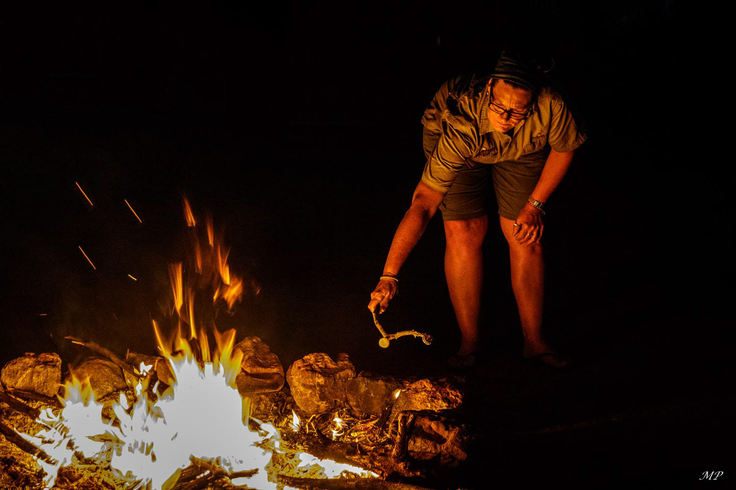 Feu de camp dans le bush