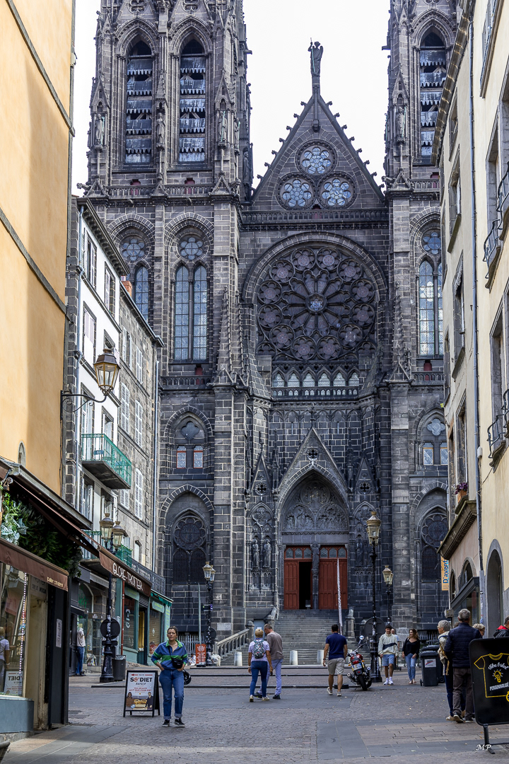 Auvergne - La Cathédrale de Clermont-Ferrand vue de la rue des Gras