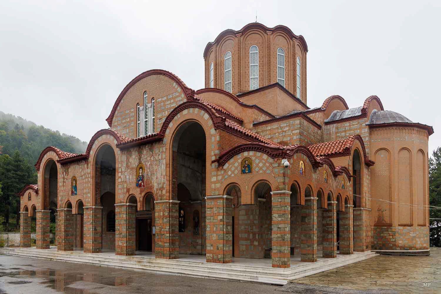 A Kastania, près de Veria, le Monastère  Panayia Soumela construit en 1951 par des réfugiés de la région de Pontos