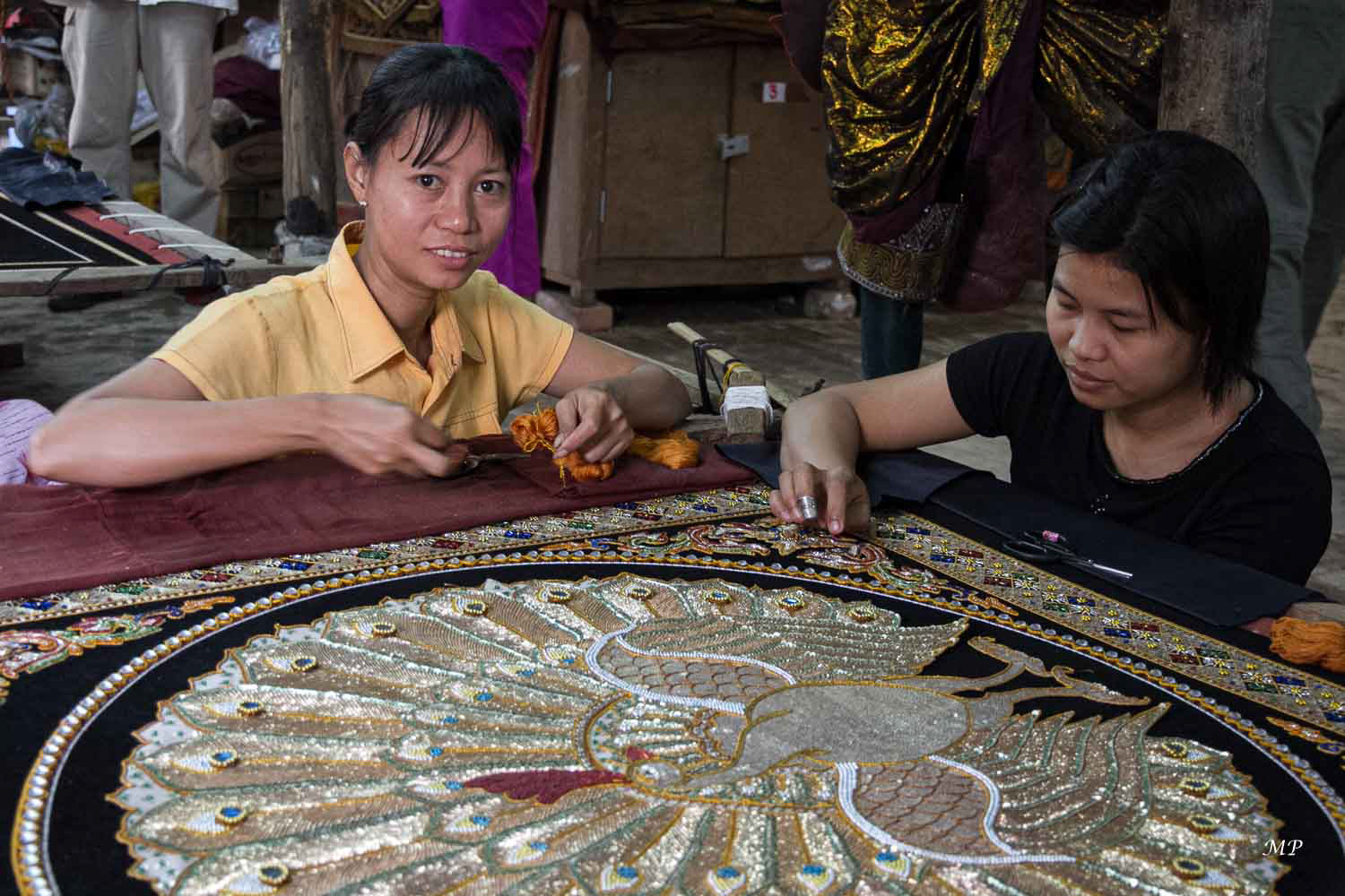 Mandalay, 2e ville du pays, est un grand centre d'artisanat,  marionnettes traditionnelles, tapisseries brodées main, fabrication de bouddhas en marbre, etc.