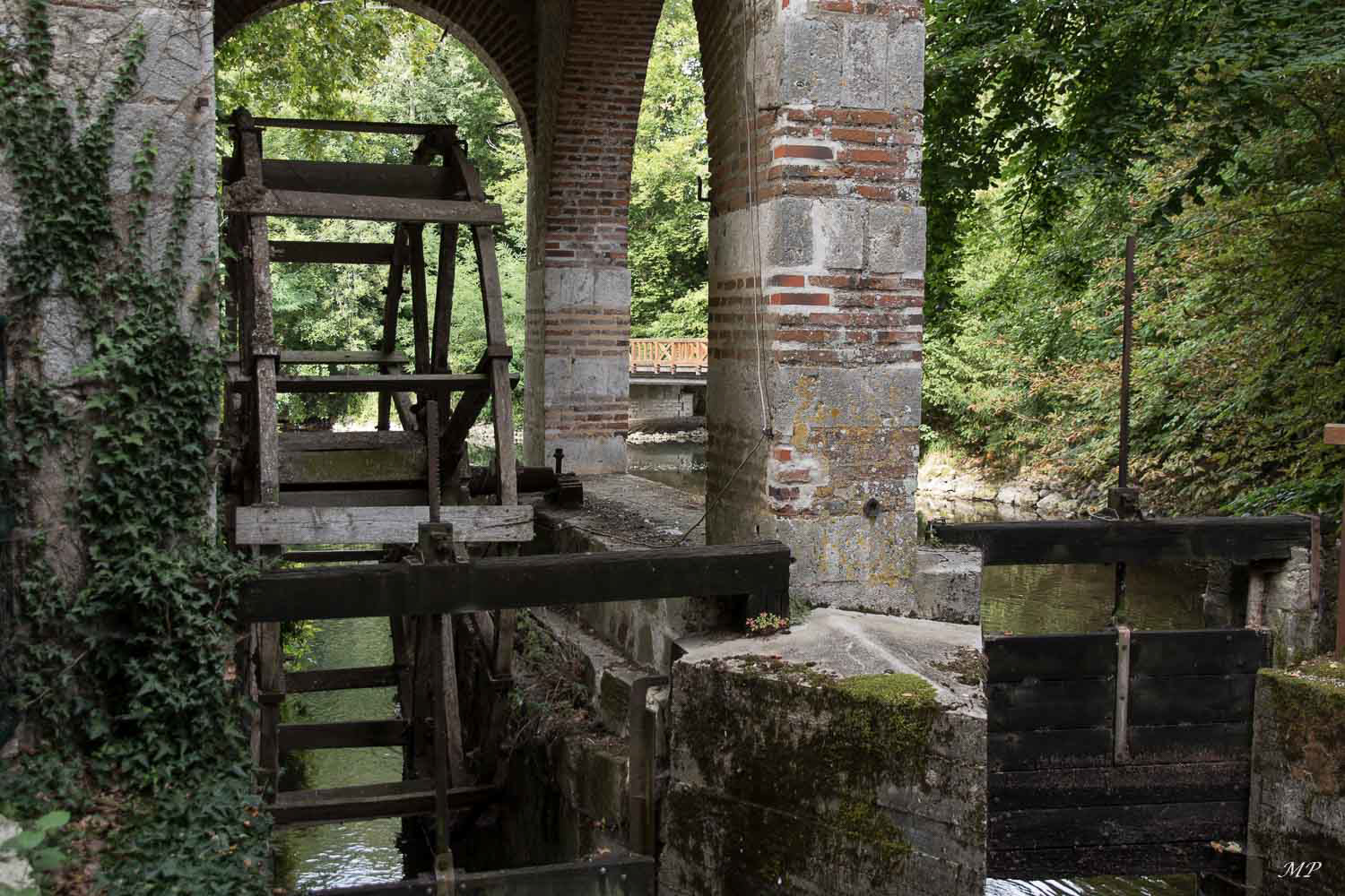 Détail de la roue du moulin des Béchets