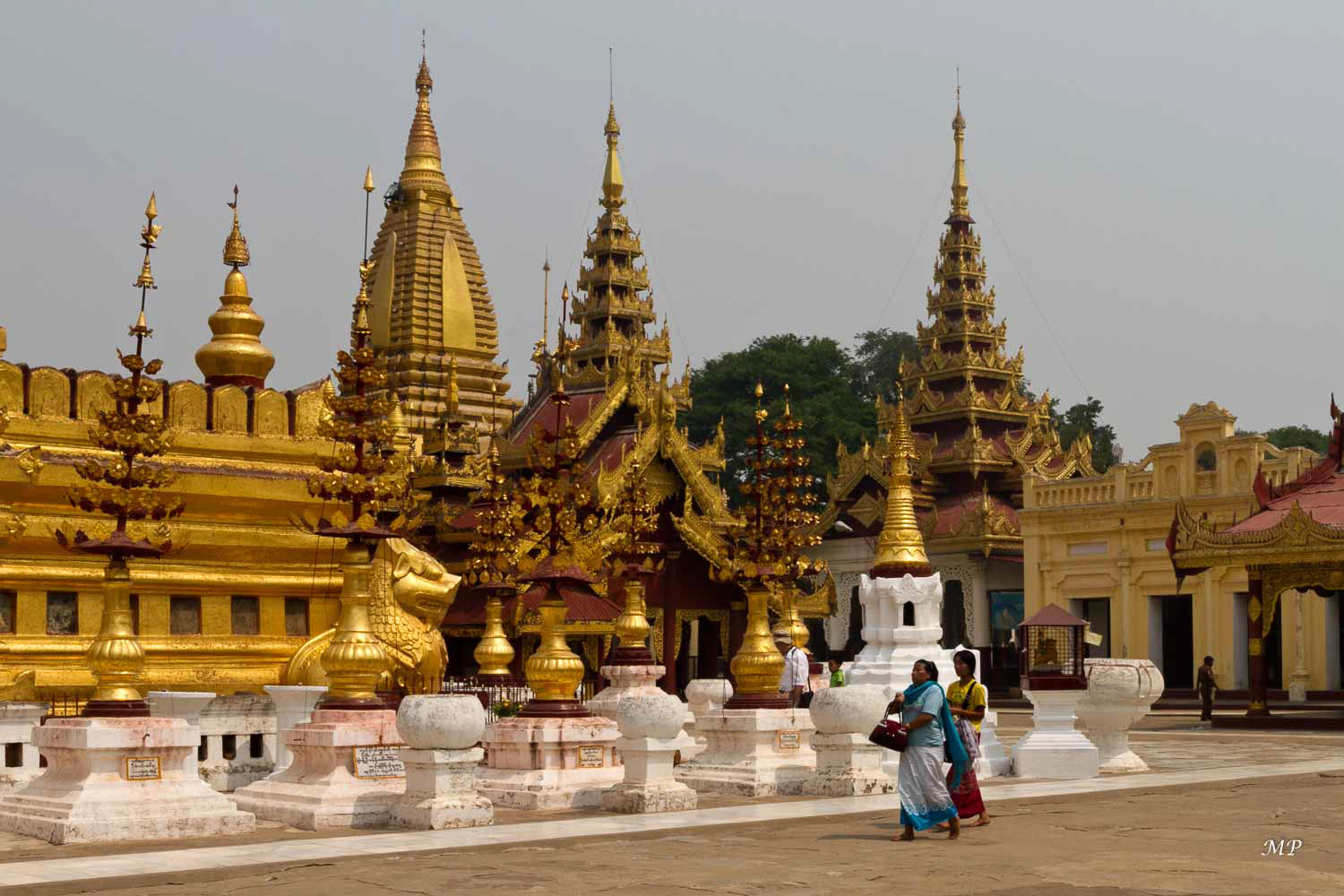 Bagan - Paya Shwezigon: C'est un site religieux célèbre pour ses liens avec les 37 nat.