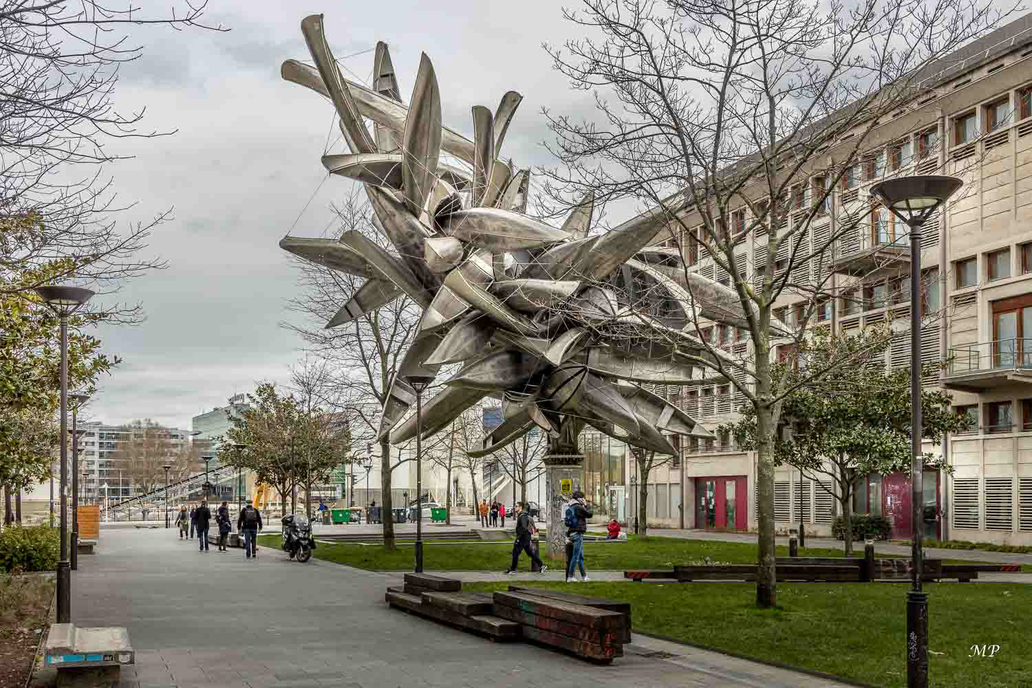 Arbre de Nancy Rubins (XIIIe)