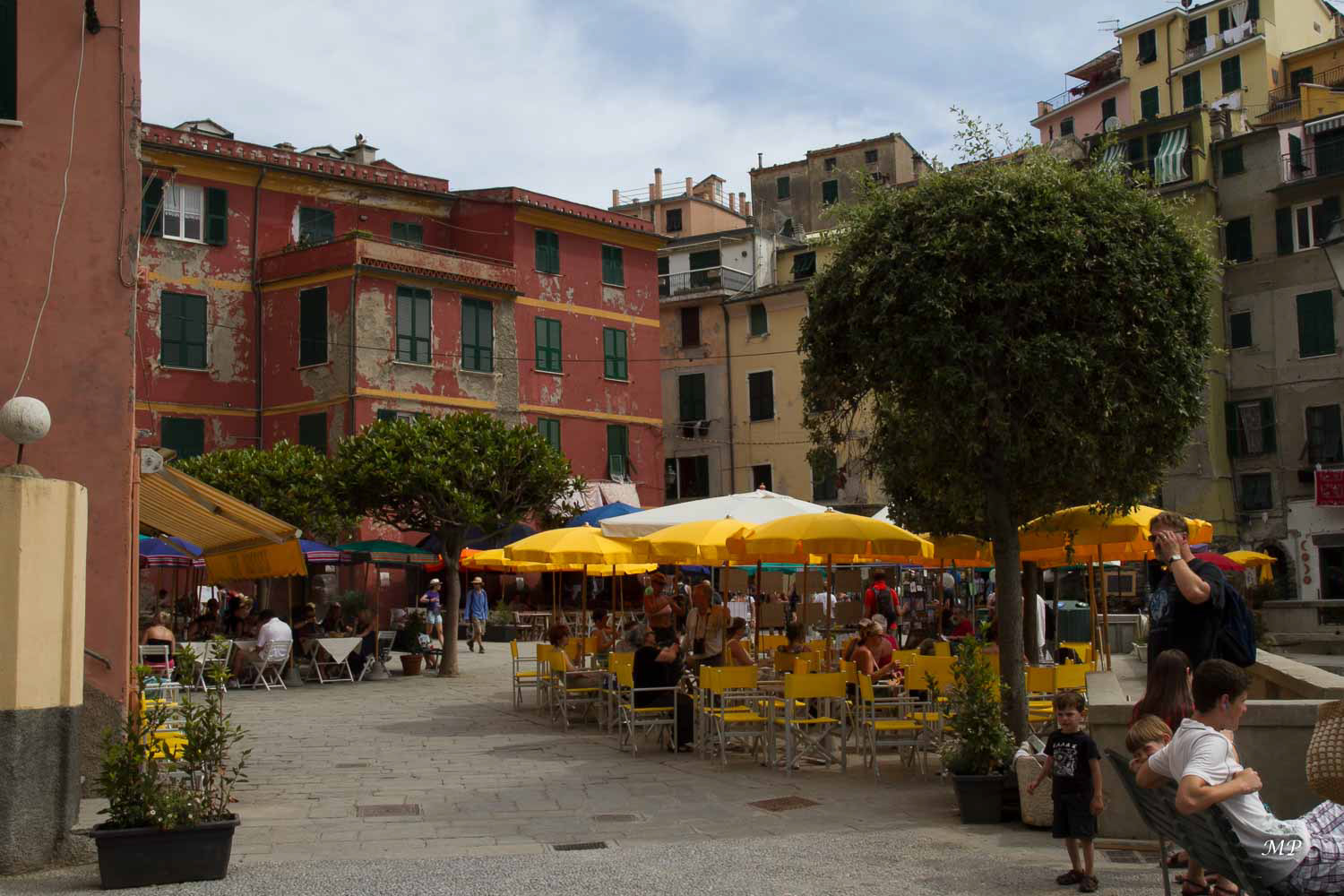 Vernazza - Des chemins escarpés et étroits descendent vers la route principale, qui se termine avec une place, située en face du port.