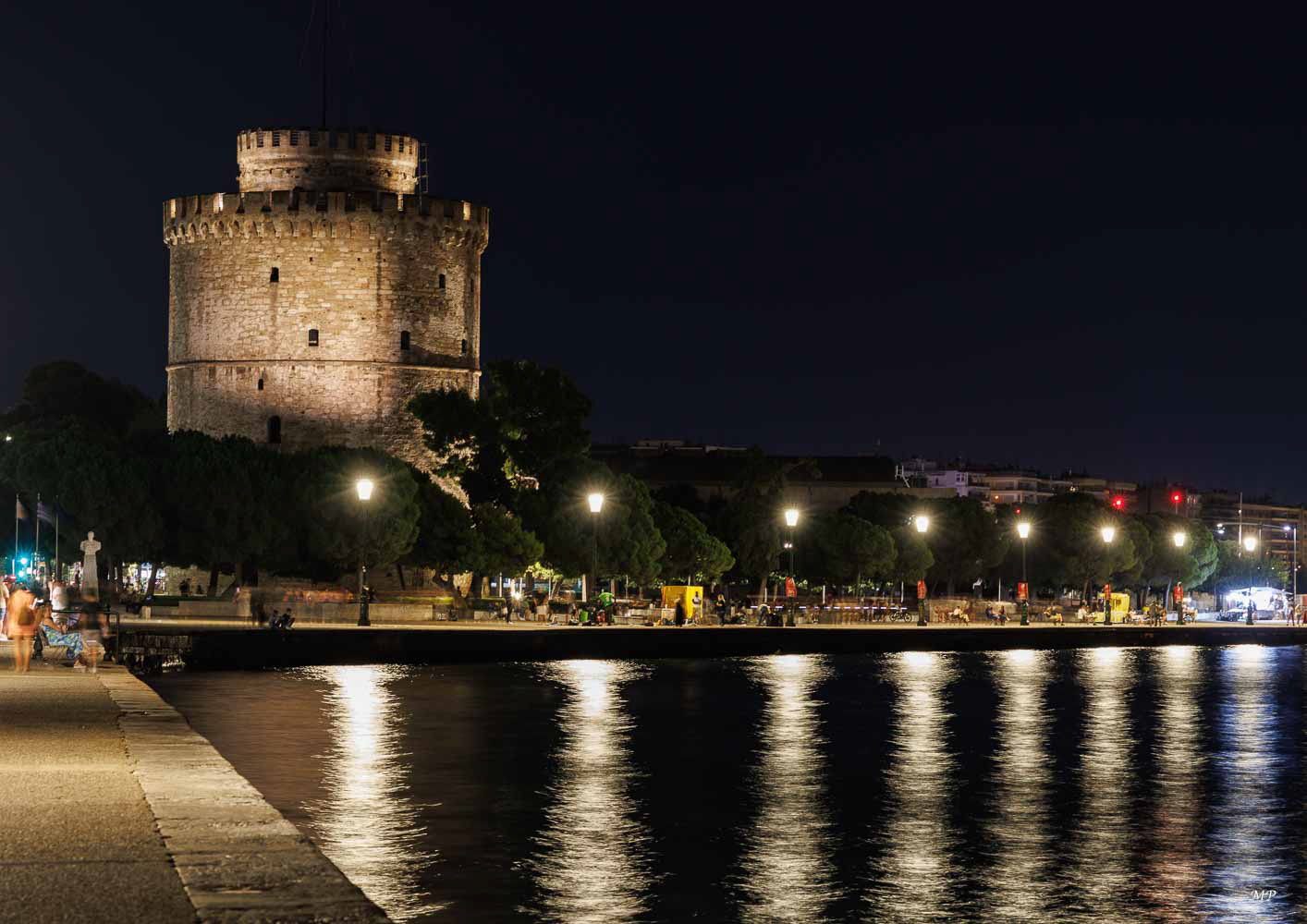 La Tour Blanche est le symbole de la ville. La tour actuelle remplace une ancienne fortification byzantine du XIIe siècle reconstruite par les Ottomans pour renforcer le fort de la ville. Elle devient une prison célèbre et le lieu d'exécutions de masses durant la période ottomane.  