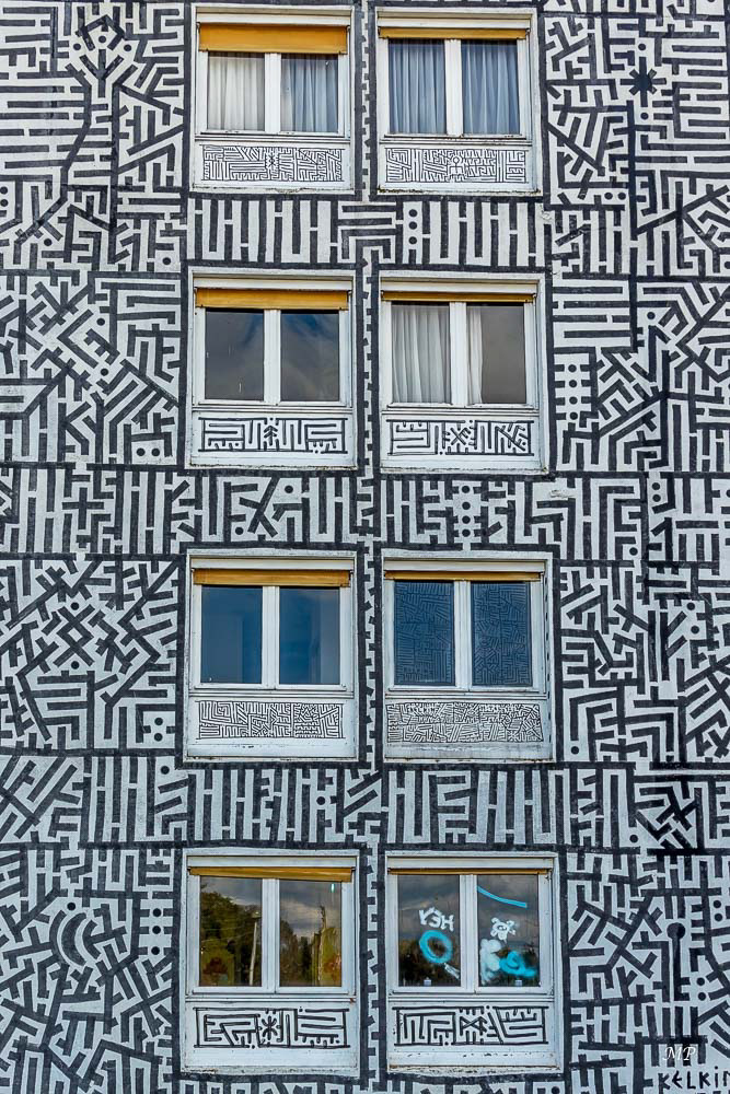 Calligraphie abstraite inspirée des écritures asiatiques par MORNE, français.