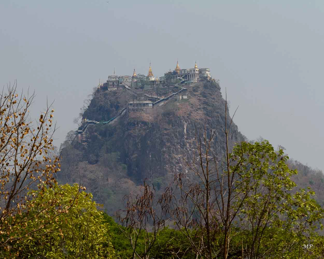 Mont Popa: Le culte des "Nat" est au centre de la vie quotidienne birmane. Les nat incarnent l'esprit tutélaire d'un site, d'une personne ou d'un domaine de vie. Le Mont Popa, pic volcanique de 736m, est la résidence spirituelle des "37 nat". 777 marches permettent d'accéder au sommet.