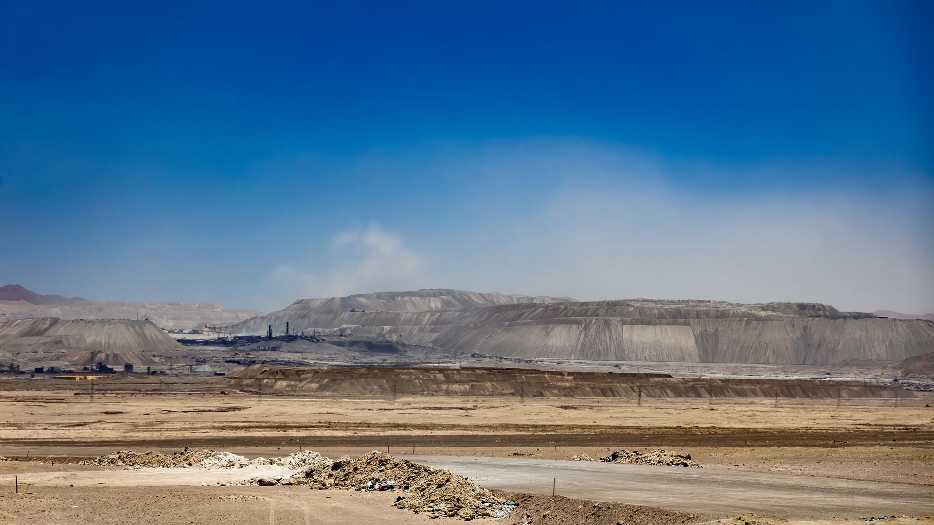 Atacama -La mine de cuivre de Chuquicamata près de Calama (2800m d'alt.). Le Chili est le 1er producteur avec 5 millions de tonnes par an, soit 28 % de la production mondiale 