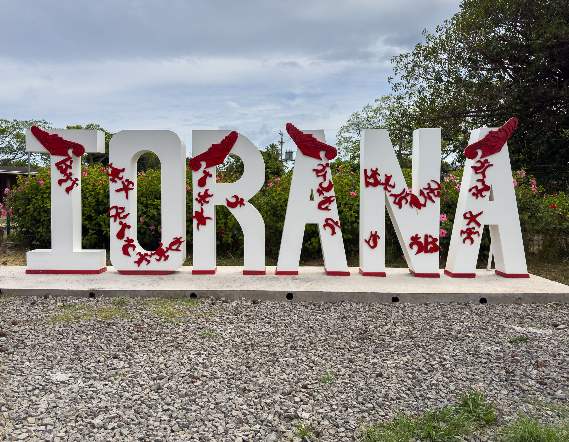 Iorana est la contraction de l'expression tahitienne « ia ora ana », qui signifie « bonne vie ». Iorana est une expression utilisée pour dire bonjour ou au revoir.