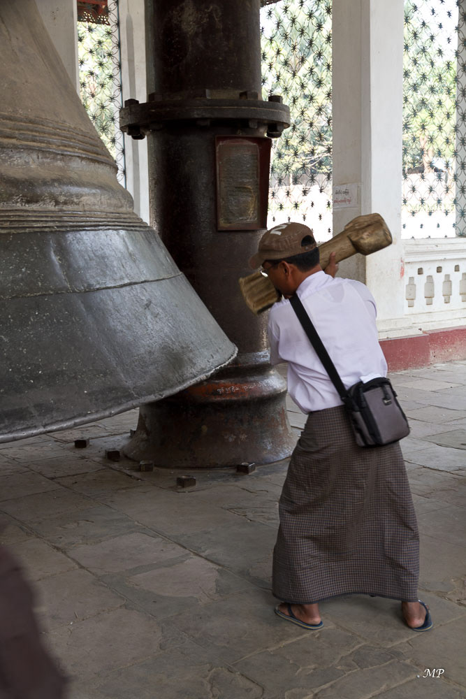 Le longyi: C'est le vêtement traditionnel pour tous mais noué différemment selon le sexe. Au 19e siècle, il fut introduit par les familles d'immigrants du sud de l'Inde. Ce simple panneau de tissu enroulé autour de la taille est le vêtement de tous les Birmans quel que soit le niveau social. Ce sont des rectangles de tissu imprimé ou brodé, de 2 m de long cousus en forme de tube. Lorsqu'il est porté par les hommes, cela s'appelle un pasoe et porté par une femme c'est un htamein.