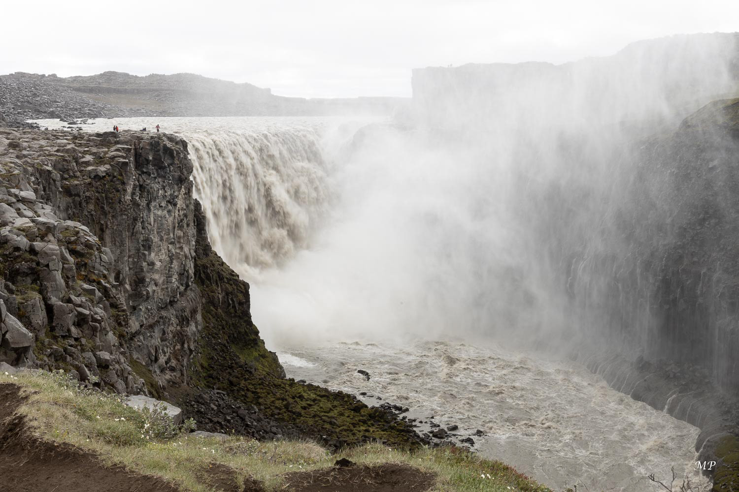 Dettifoss : La plus puissante chute d'Europe (45m de haut et 100m de large). Son débit moyen frôle les 200m3/seconde.. Il double l'été quand le fleuve charrie 23 000 tonnes de farine de roche et débris glaciaires quotidiennement!