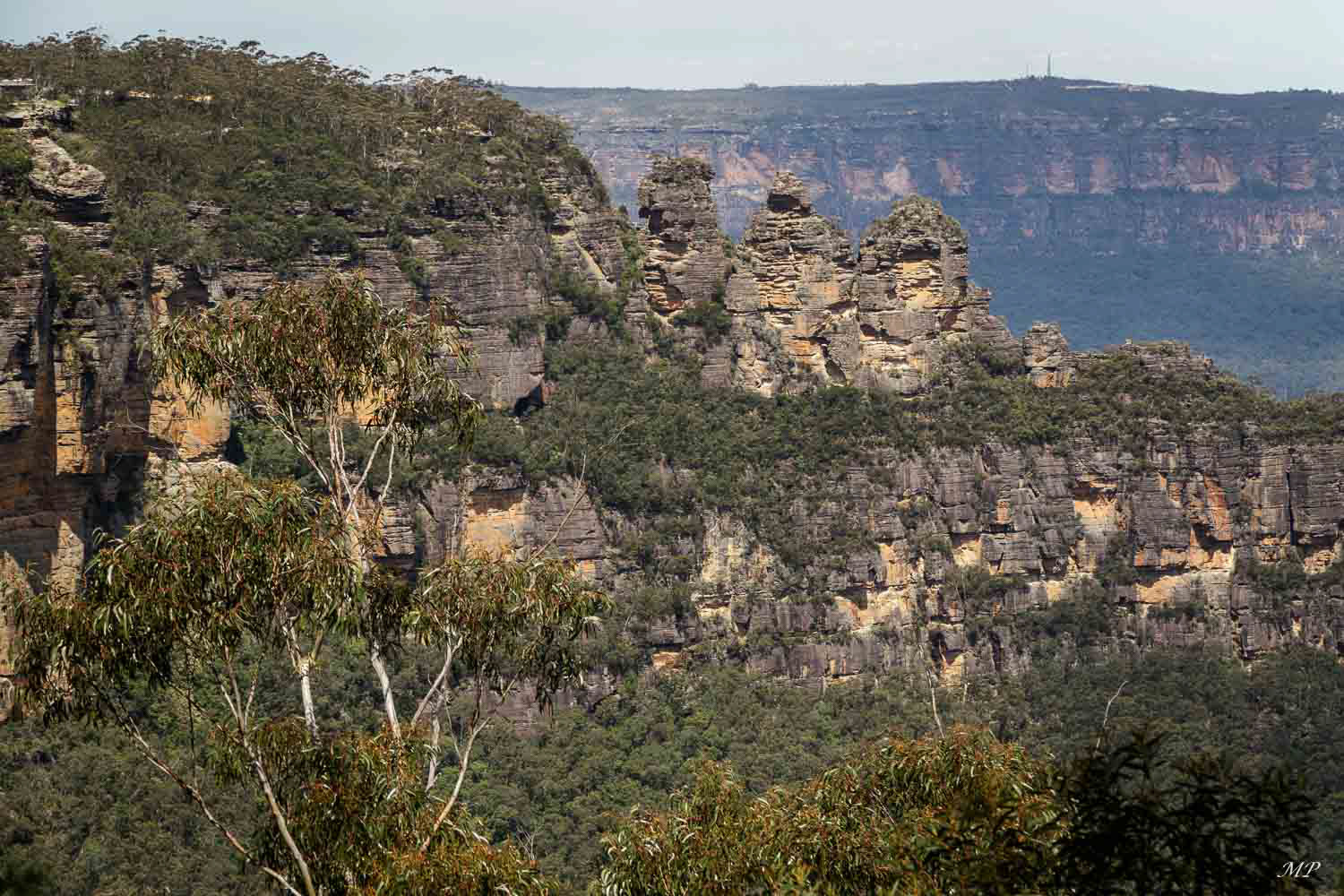 Blue Mountains - Les trois sœurs : Ces pics de grès usés par les éléments culminent à 900 mètres parmi les falaises de la Jamison Valley. On peut les voir au point d'observation Echo Point, à Katoomba. Selon une légende aborigène,trois sœurs  étaient tombées amoureuses de trois frères d'une autre tribu mais la loi tribale leur interdisait de se marier.  Les frères tentèrent d'enlever les sœurs, provoquant une bataille féroce et un vieux sage les transforma en pierre pour les protéger. Il fut tué et ne put lever le sortilège.
