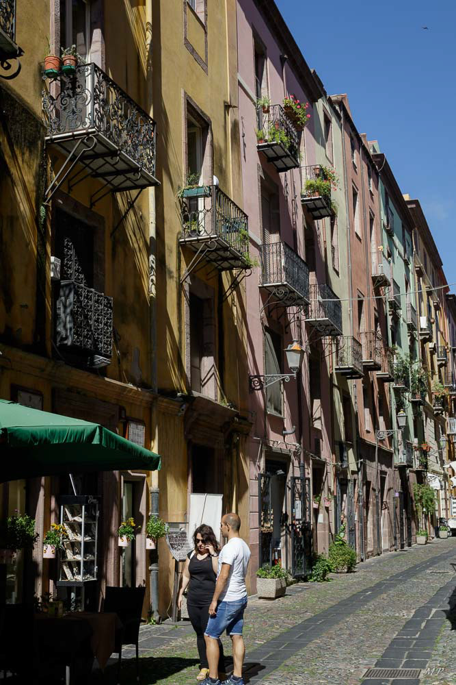 Bosa -  Le Corso Vittorio Emmanuel II (toutes les villes sardes ont cette rue) est l'artère principale de la veille ville. Il est bordé de demeures aristocratiques  du XVIIIe au XIXe