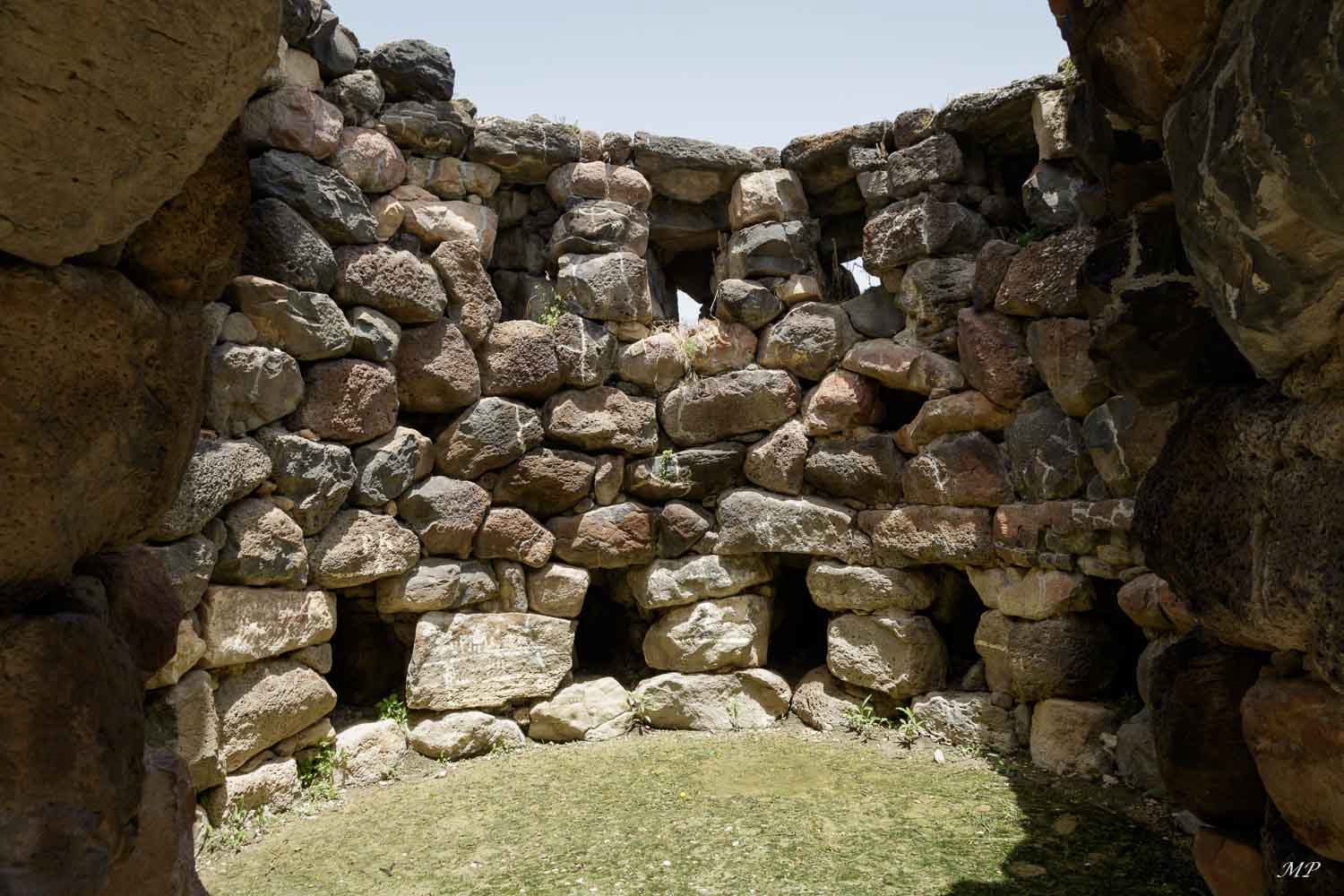 Barumini - Nuraghe Su-Nurax - C'est un empilement savant et sans mortier de blocs de basalte cyclopéens à la base et diminution de la taille des pierres ensuite.