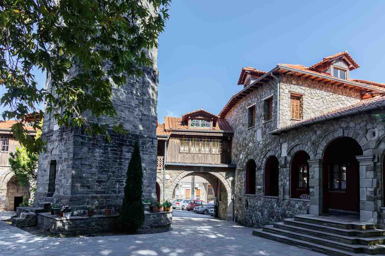 A Metsovo, l'architecture traditionnelle est bien préservée. Ce sont des maisons de pierre avec une partie couverte de bois.