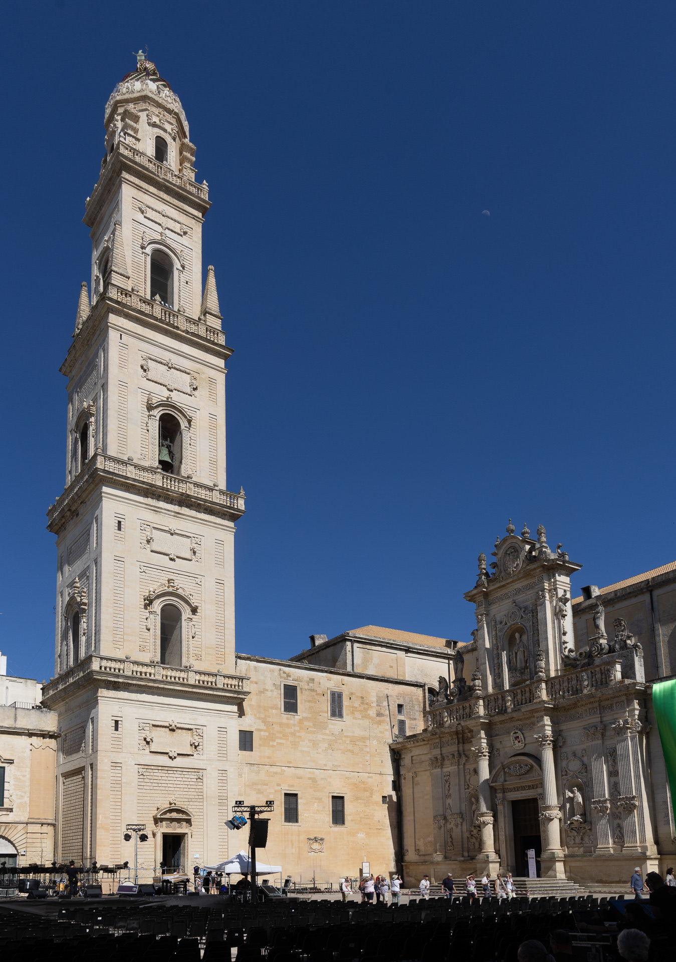 Lecce, la place du Duomo et son Campanile