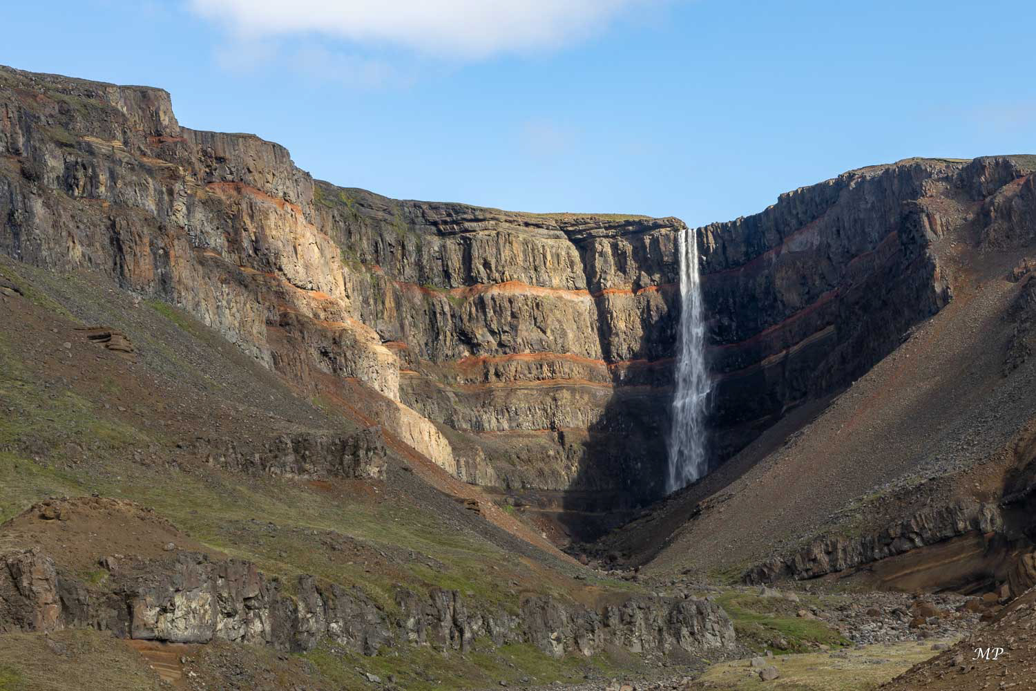 Hengifoss: Hengifoss avec sa succession de strates de couleurs rouge, orange et noir est située au sud du lac Lögurinn qui baigne Egilsstaðir.