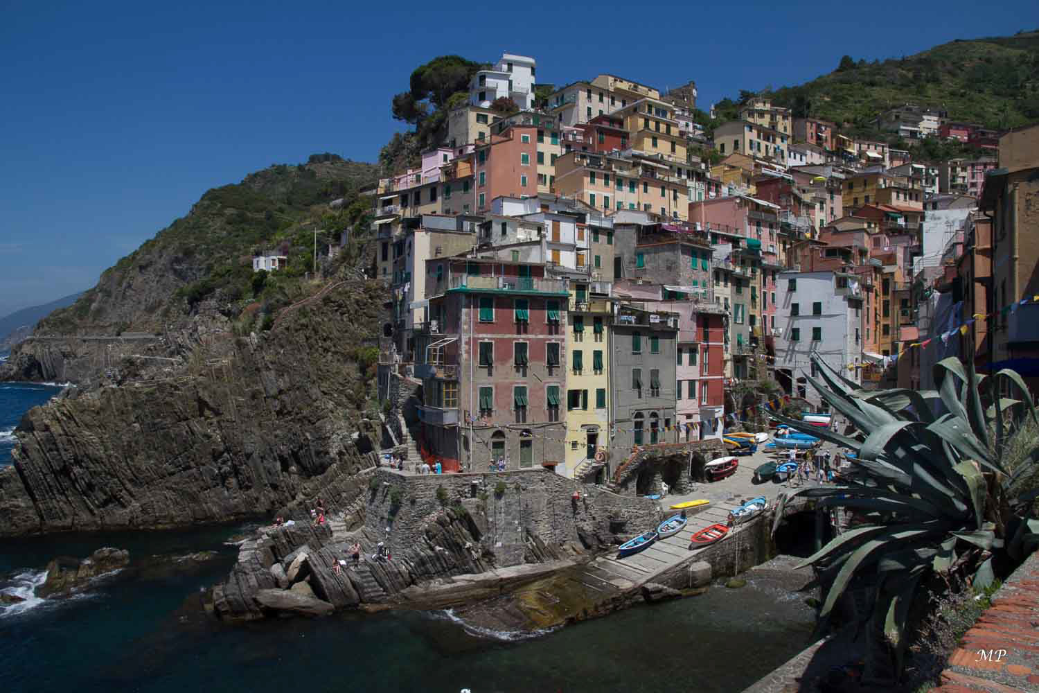 Riomaggiore est le premier village des Cinque Terre du côté de La Spezia. Un tunnel sépare la partie principale du village de la gare et de la jetée, de ce fait on peut dire que le village se divise en 3 parties : la gare (depuis laquelle part la fameuse Via dell’Amore), le vieux village, et la jetée.