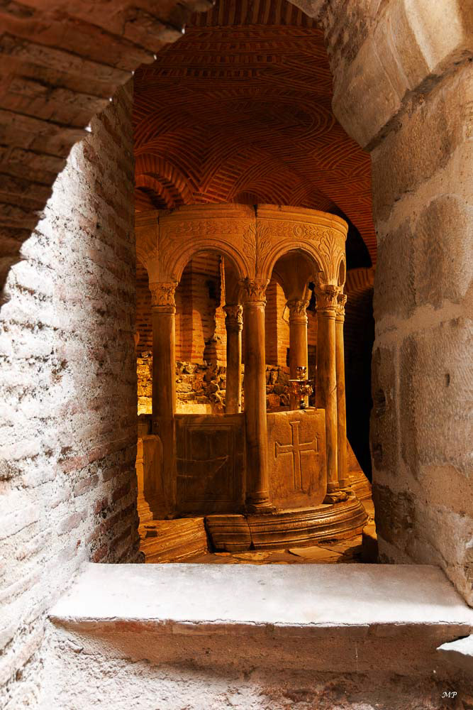 La basilique est bâtie sur l’emplacement d’un ancien bain romain où saint Démétrios fut emprisonné et finalement exécuté. Les fidèles viennent se recueillir dans la chapelle du Saint.