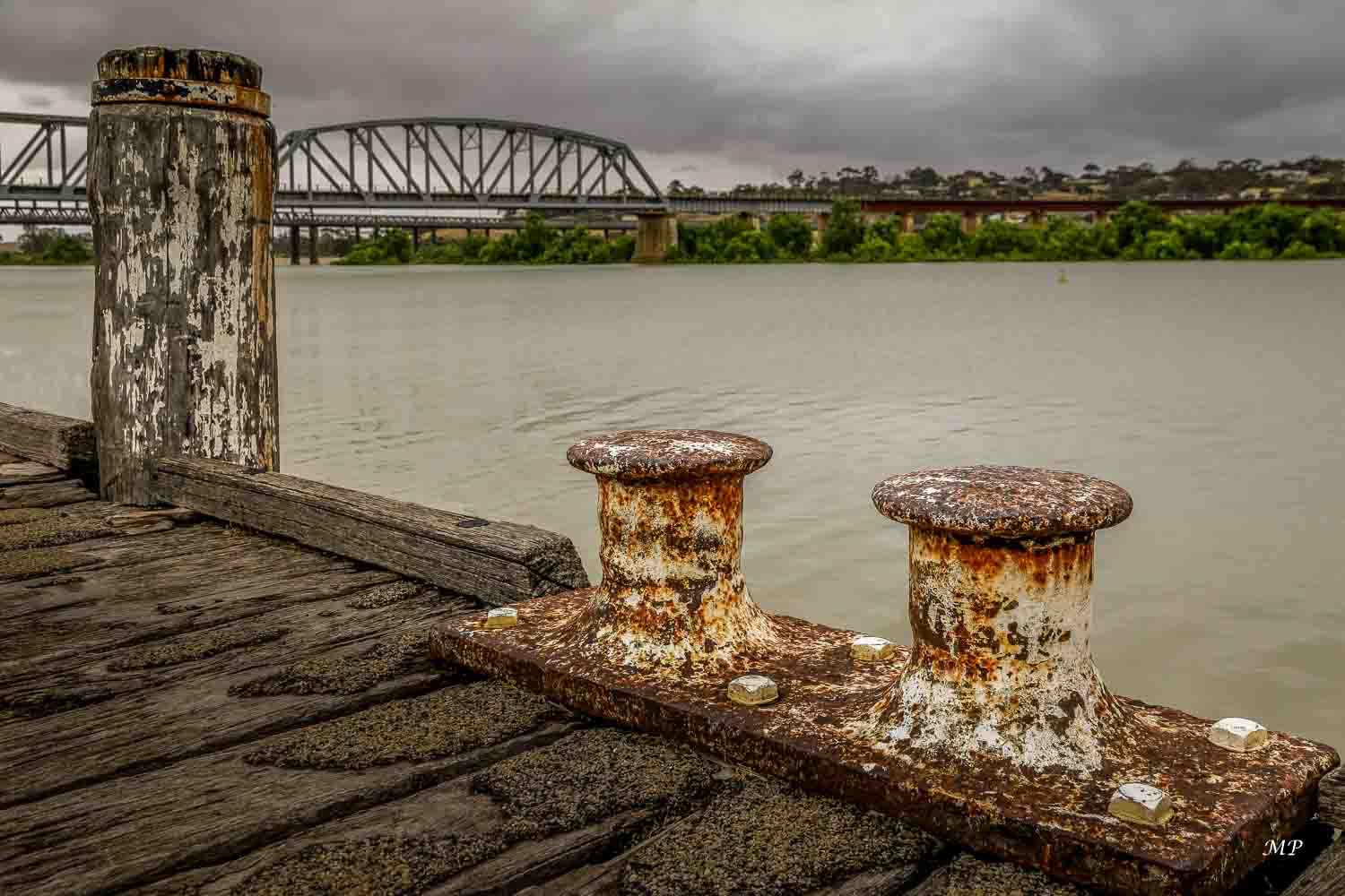 Le fleuve Murray, long de 2530 km, n'a été exploité qu'à partir du XIXe siècle. Son débit est faible pour un cours d’eau de cette importance en raison des précipitations insuffisantes sur les régions qu'il traverse et de l’utilisation massive de ses eaux par l’agriculture et les villes proches de ses rives.
