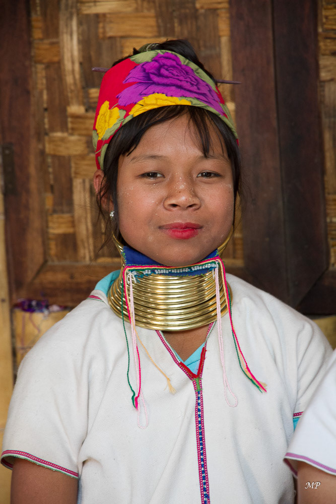 La coutume qui veut que l'on passe des anneaux en cuivre autour du cou des jeunes filles a fait des Padaung une attraction touristique des deux côtés de la frontière (thaïlande-Myanmar). Destinée à l'origine à rendre les femmes padaung moins belles aux yeux des communautés voisines, la pose de ces lourds anneaux entraîne la déformation de la clavicule et des côtes supérieures, en repoussant les épaules vers le bas. Contrairement à la croyance, lorsqu'elle retire les anneaux sa tête ne tombe pas.