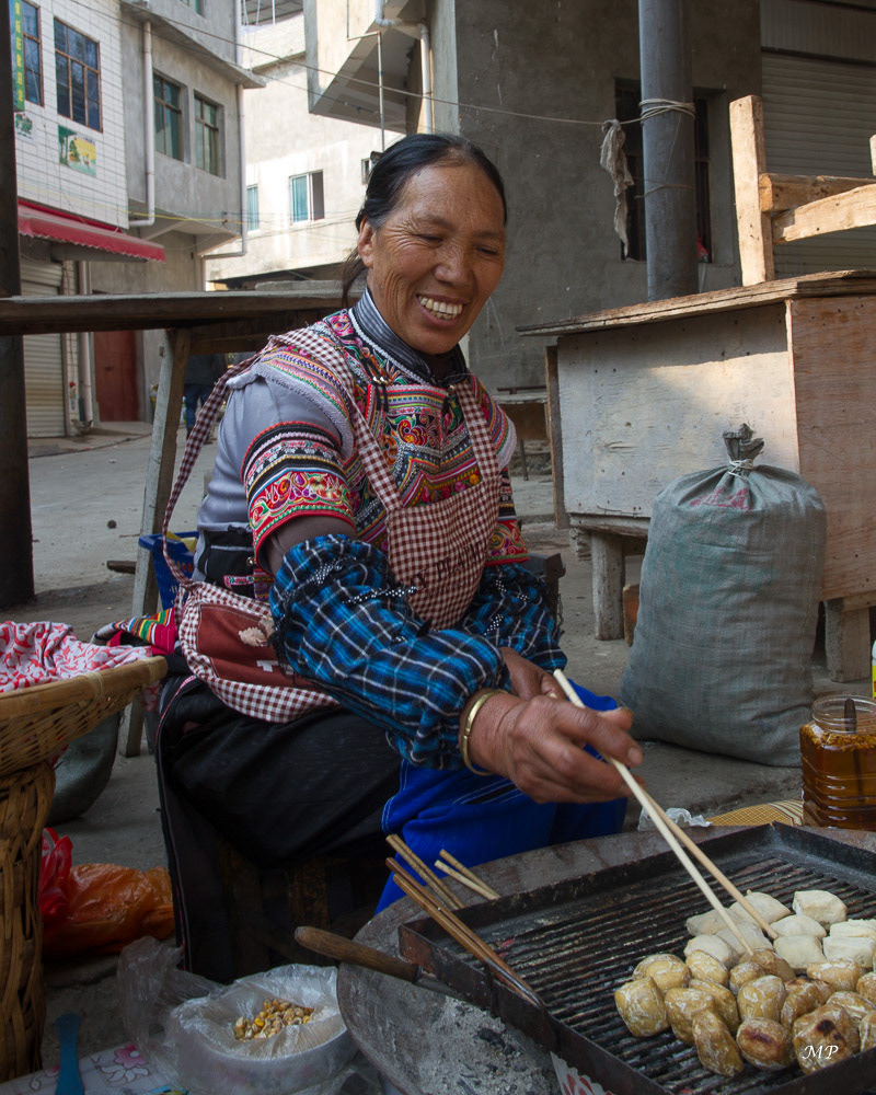 Yunnan - Yuanyang : Elle sert du tofu