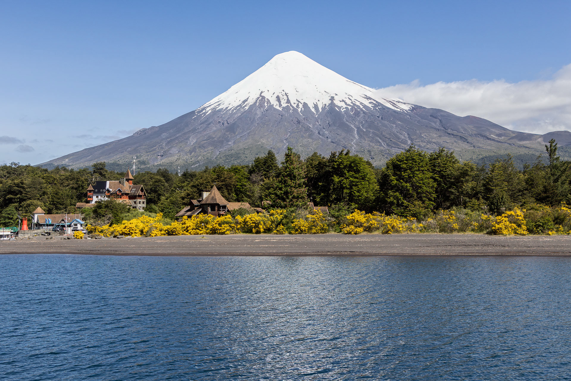 Le volcan Osorno vu du lac de de Todos los Santos.