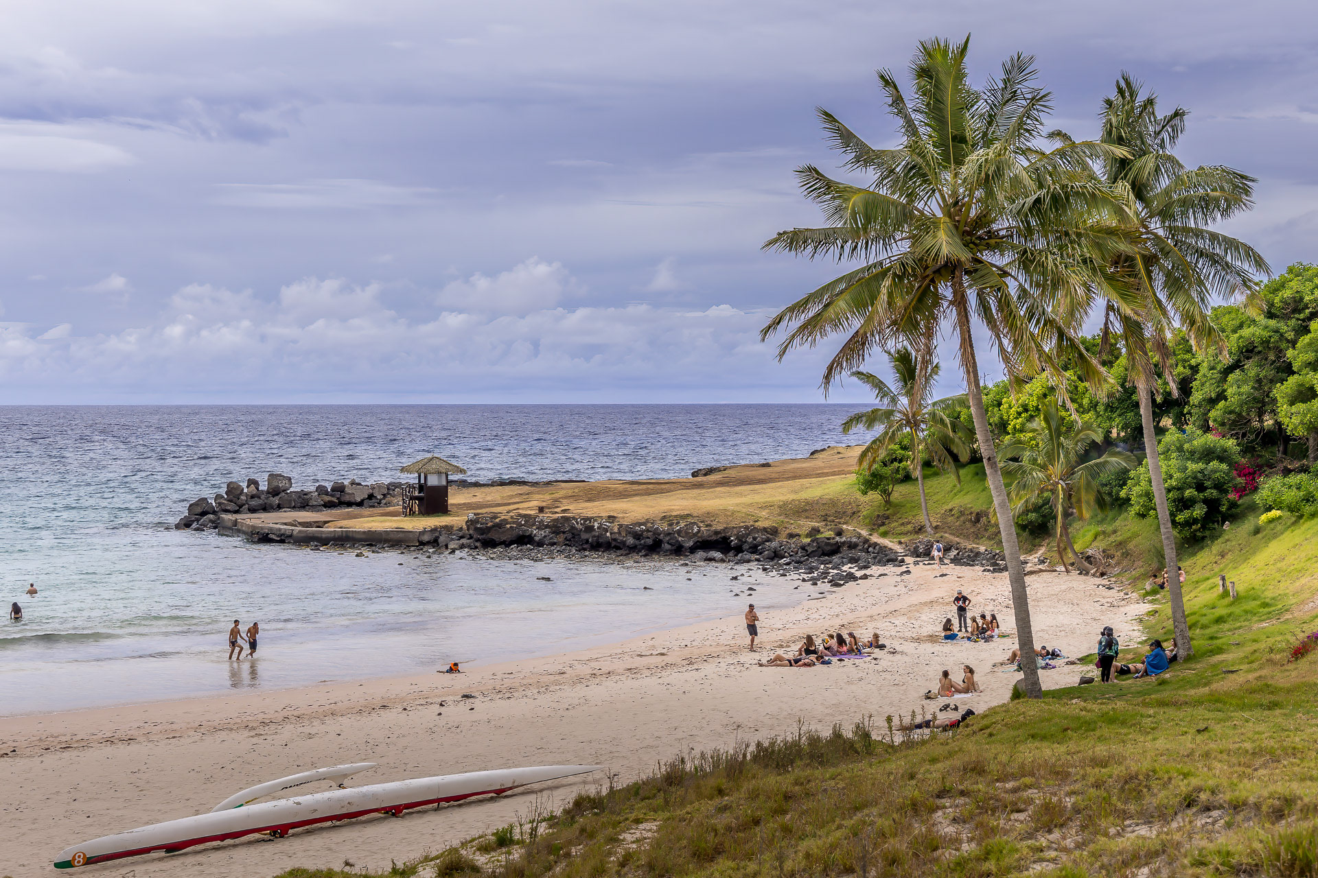 Anakena - Selon la tradition orale, Anakena est le point de débarquement de Hotu Matu'a, ancêtre mythique des autochtones de l’île de Pâques