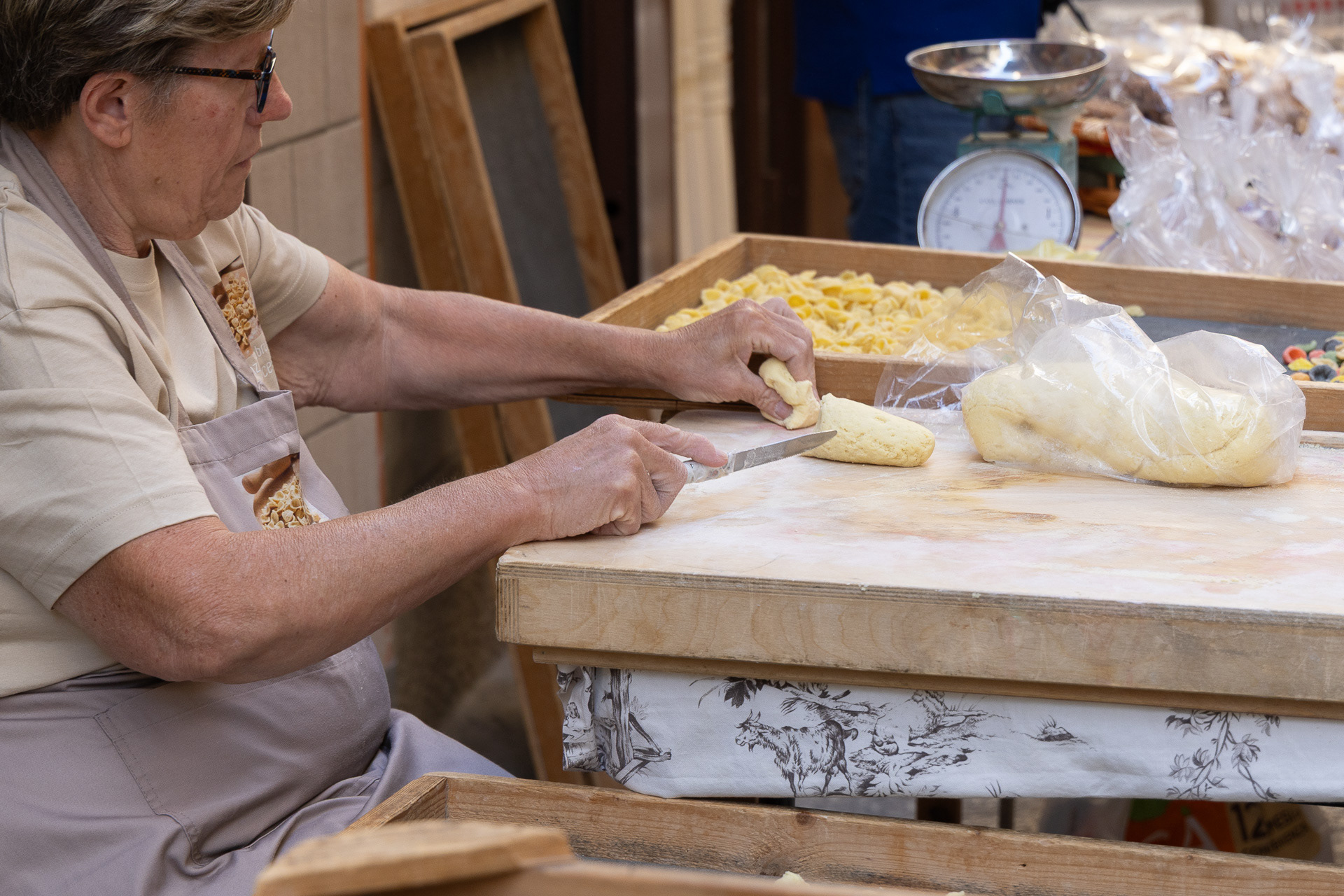 Bari:  la préparation des orecchiette, spécialité de la ville