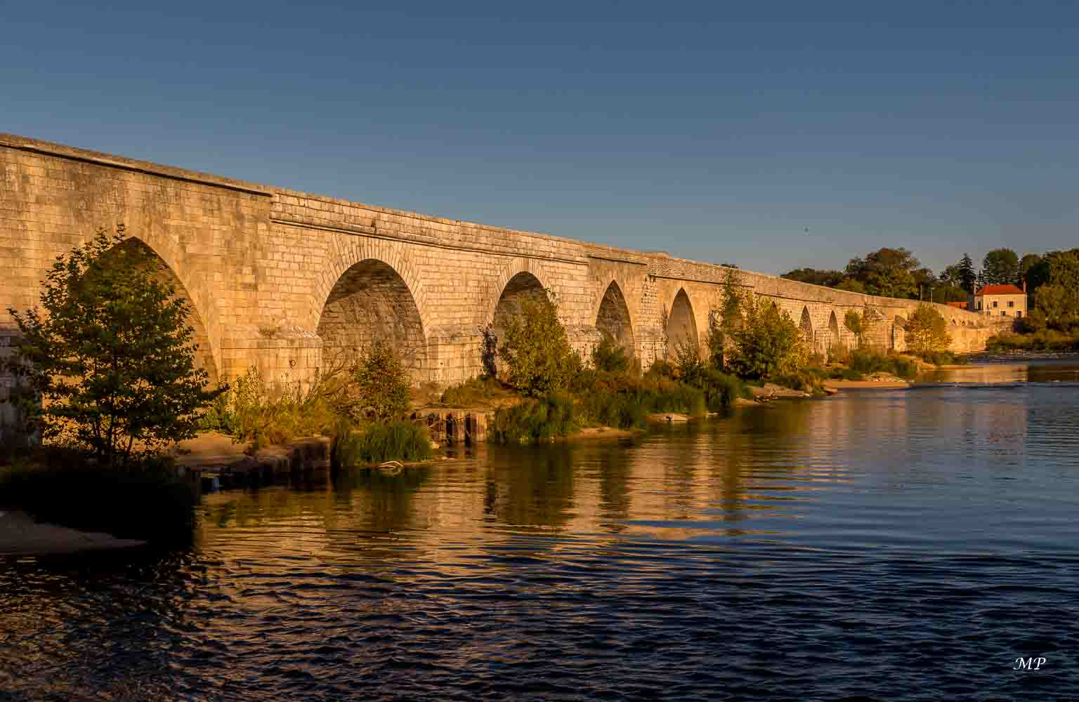Beaugency : Pont construit au XIIe siècle, souvent remanié