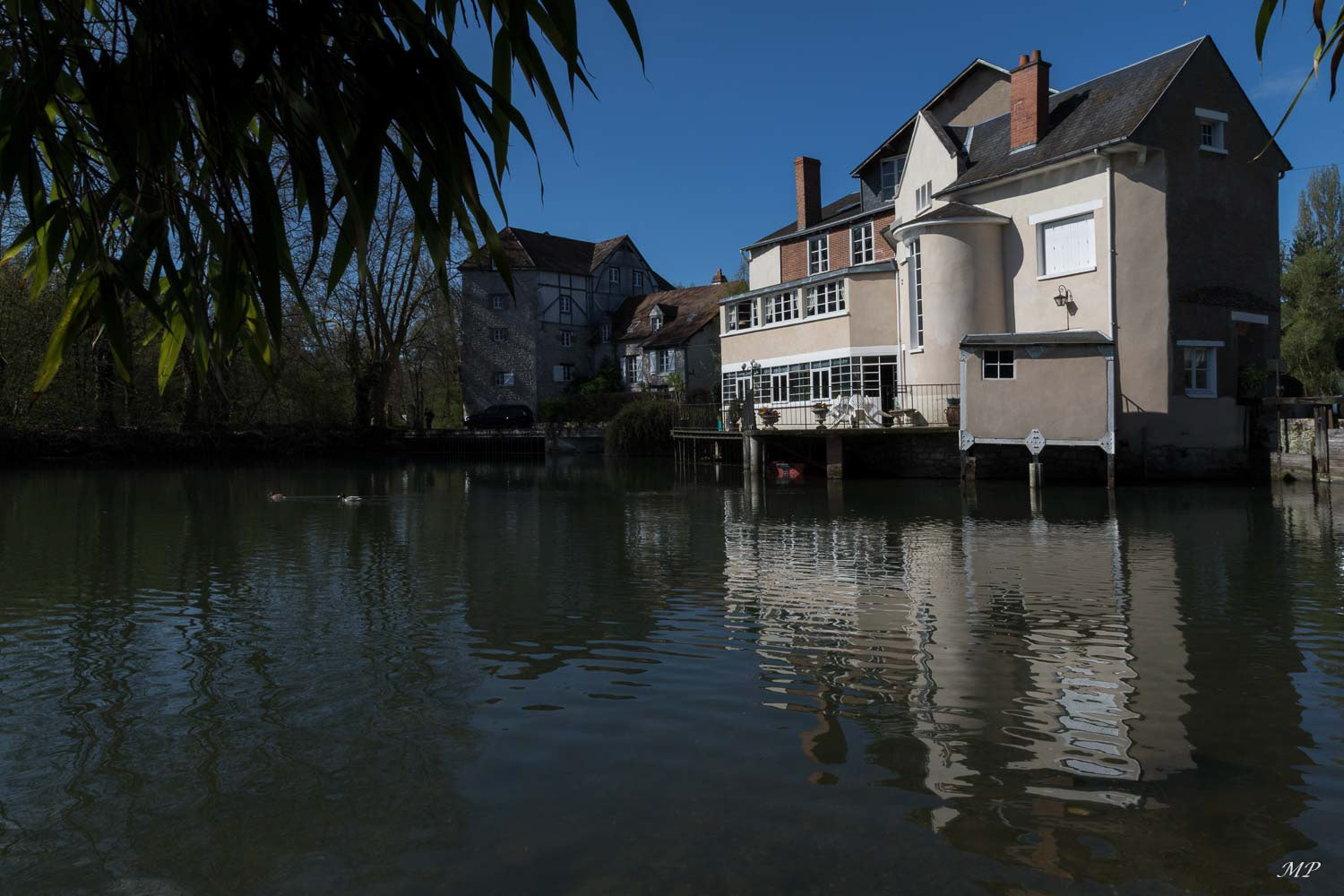 Le moulin des Tacreniers fut bâti par les moines de Micy sur la chaussée des Tacreniers en 1568. Successivement moulin à tan, à papier puis à farine, il resta en service jusqu’en 1971. (Un moulin à tan est un bâtiment où l'on broie l'écorce de chêne qui sert au tannage des peaux.)